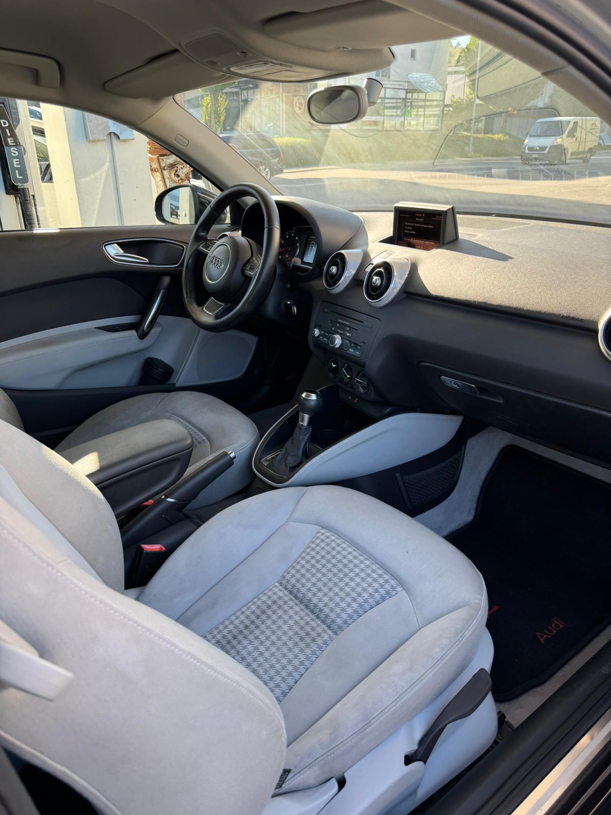 AUDI A1 1.4 TFSI Attraction S-tronic-image-11