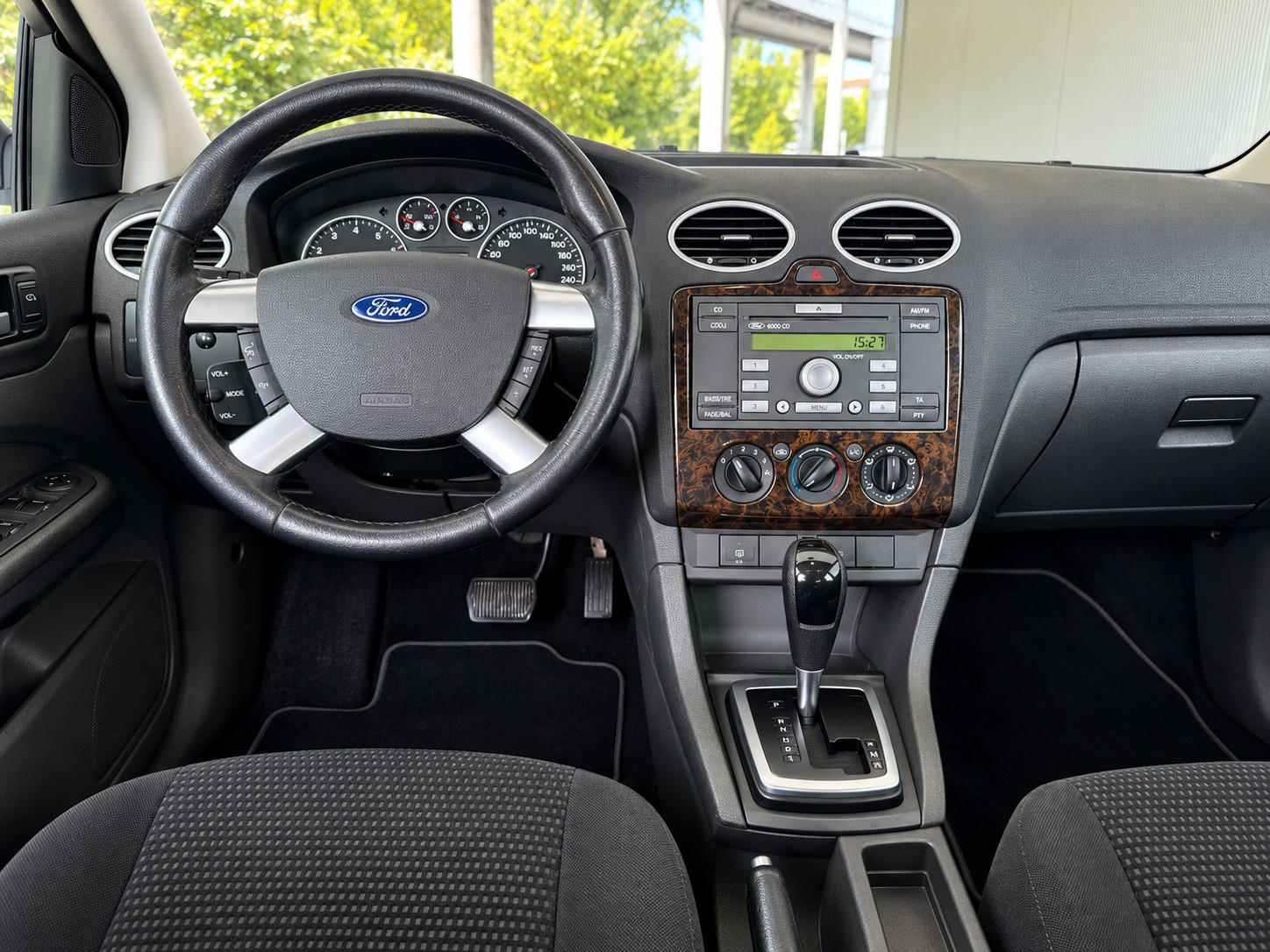 FORD Focus 1.6i Ghia Automatic-image-5