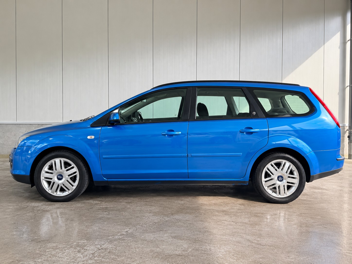FORD Focus 1.6i Ghia Automatic-image-1
