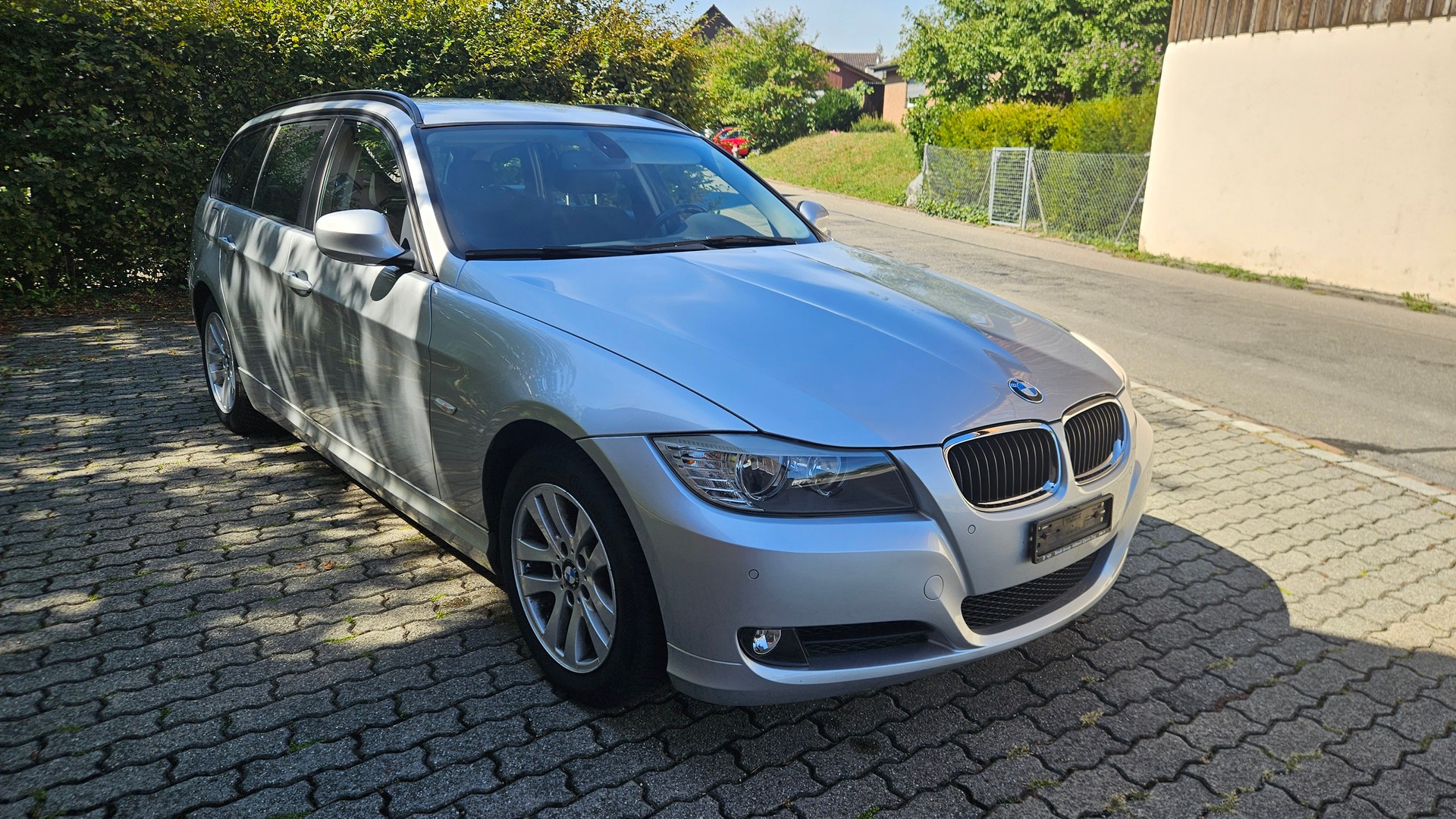 BMW 318i Touring-image-0