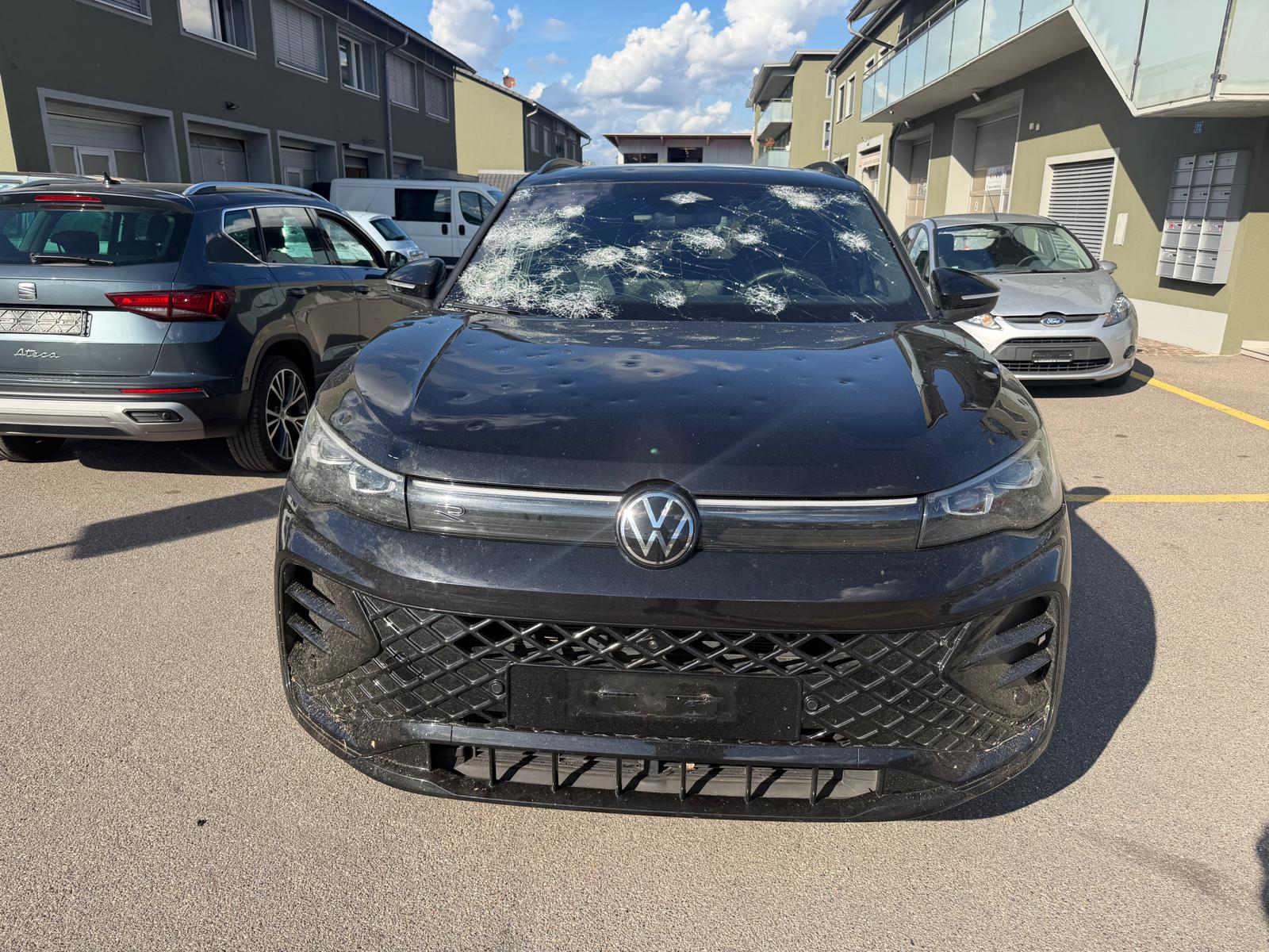 VW Tiguan 2.0 TSI DSG R-Line 4Motion-image-1