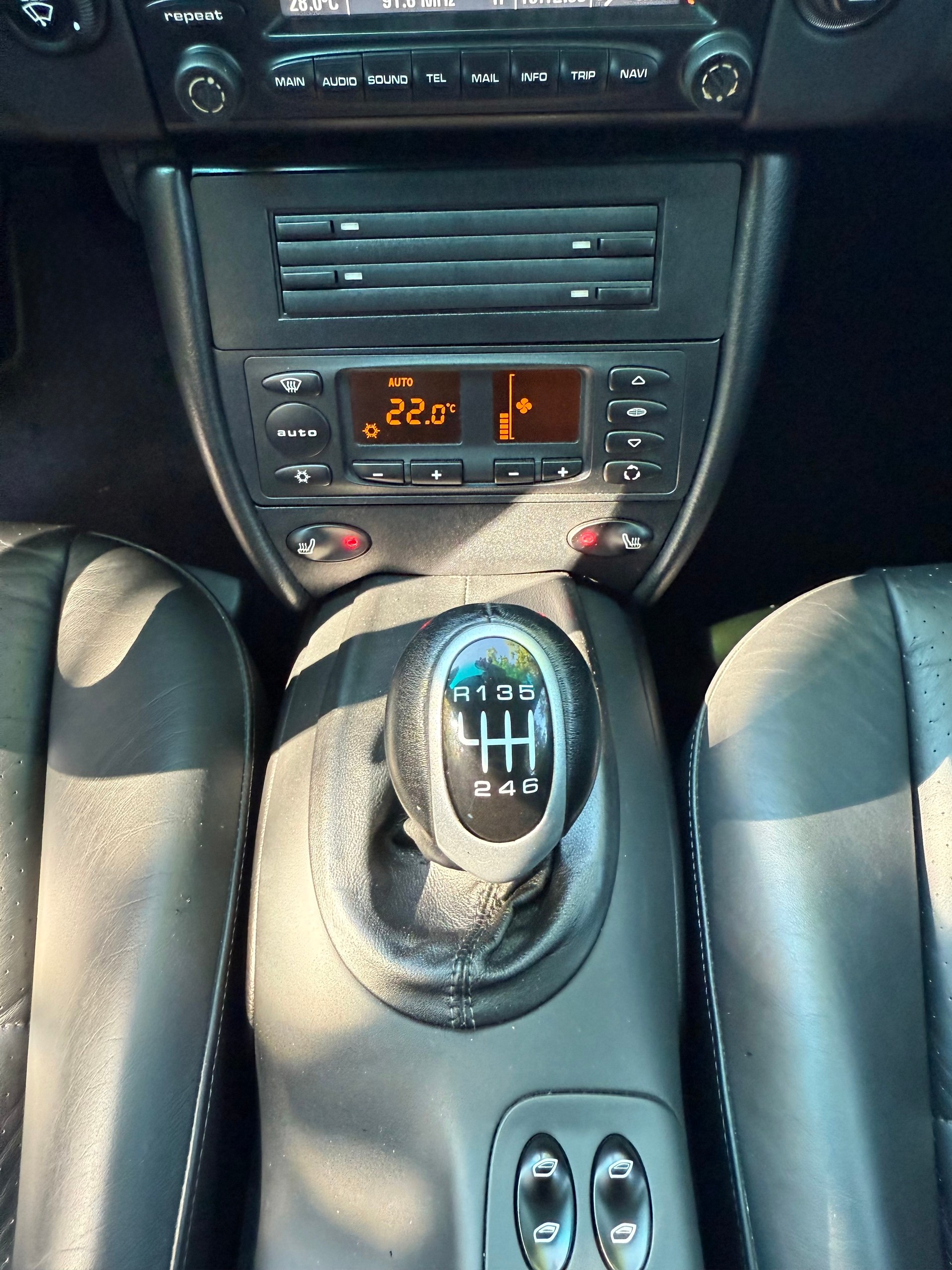 PORSCHE 911 Carrera 4-image-8