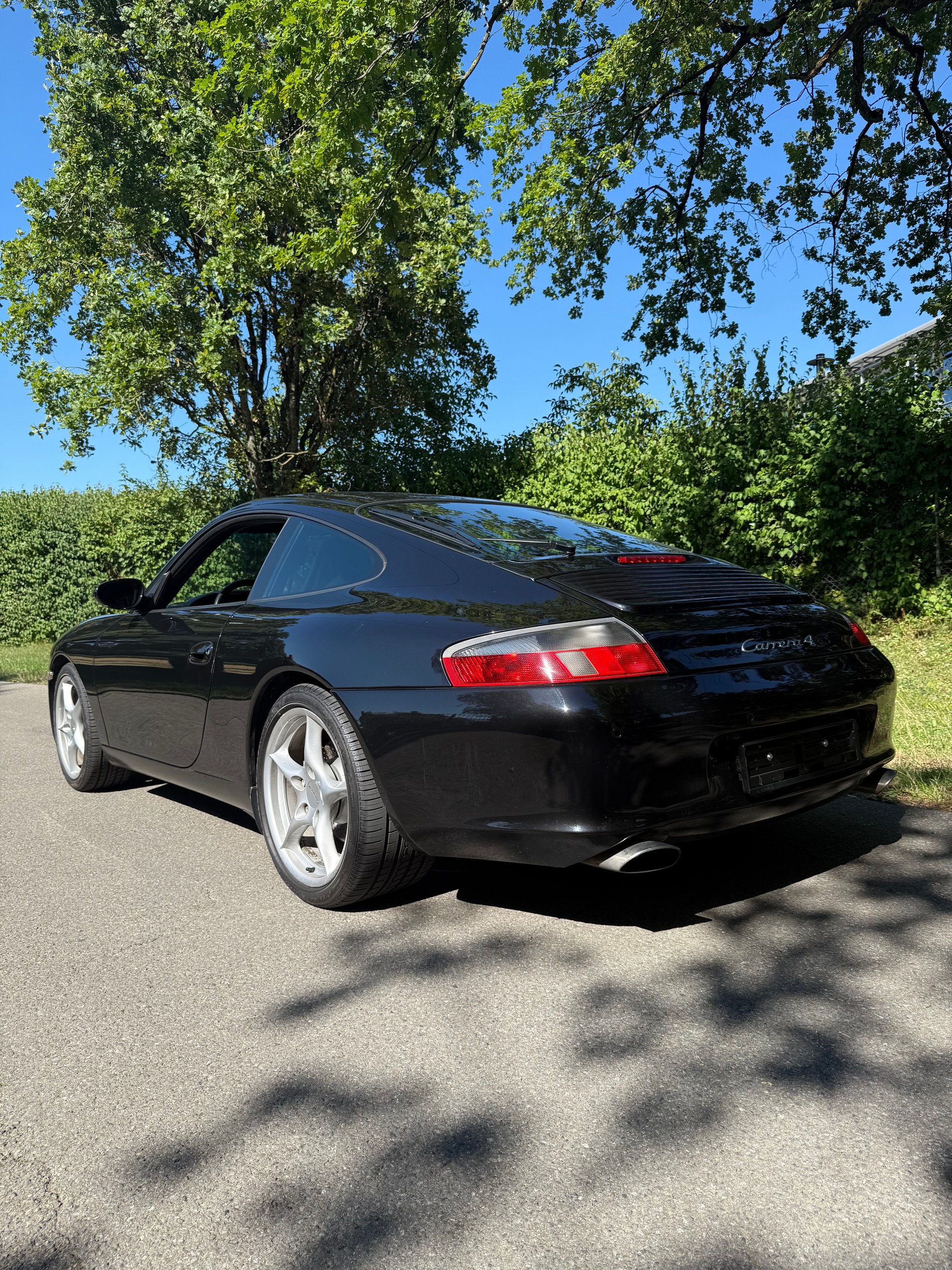 PORSCHE 911 Carrera 4-image-3