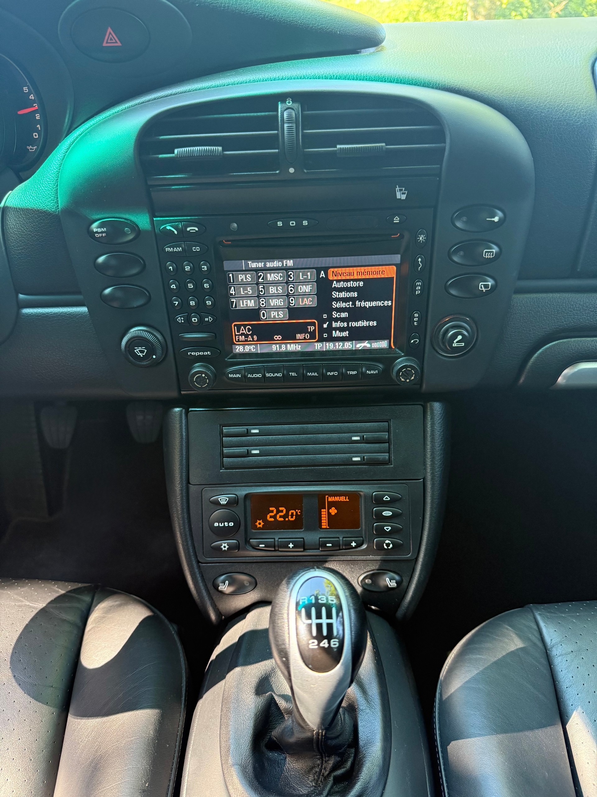 PORSCHE 911 Carrera 4-image-7