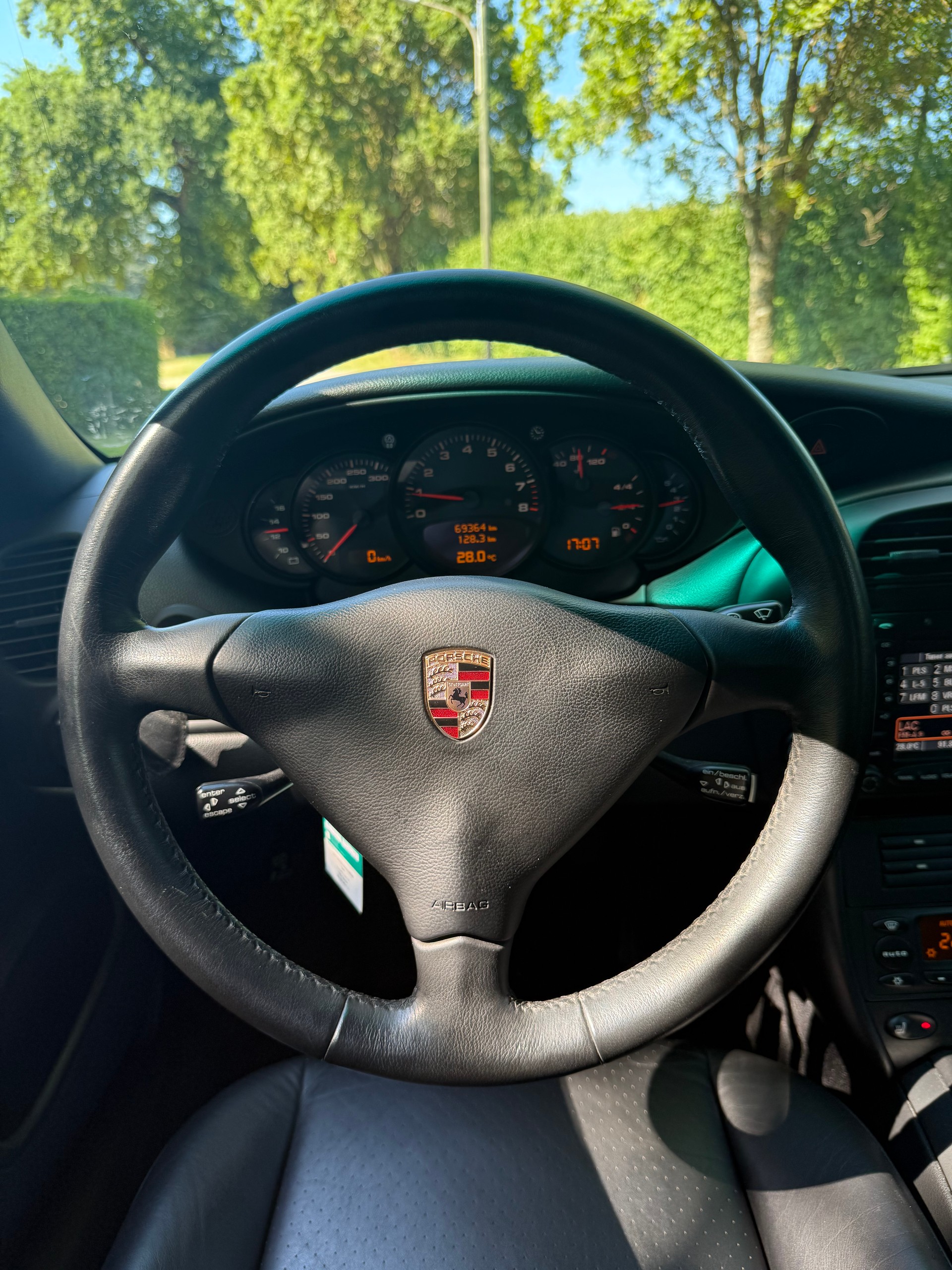 PORSCHE 911 Carrera 4-image-10