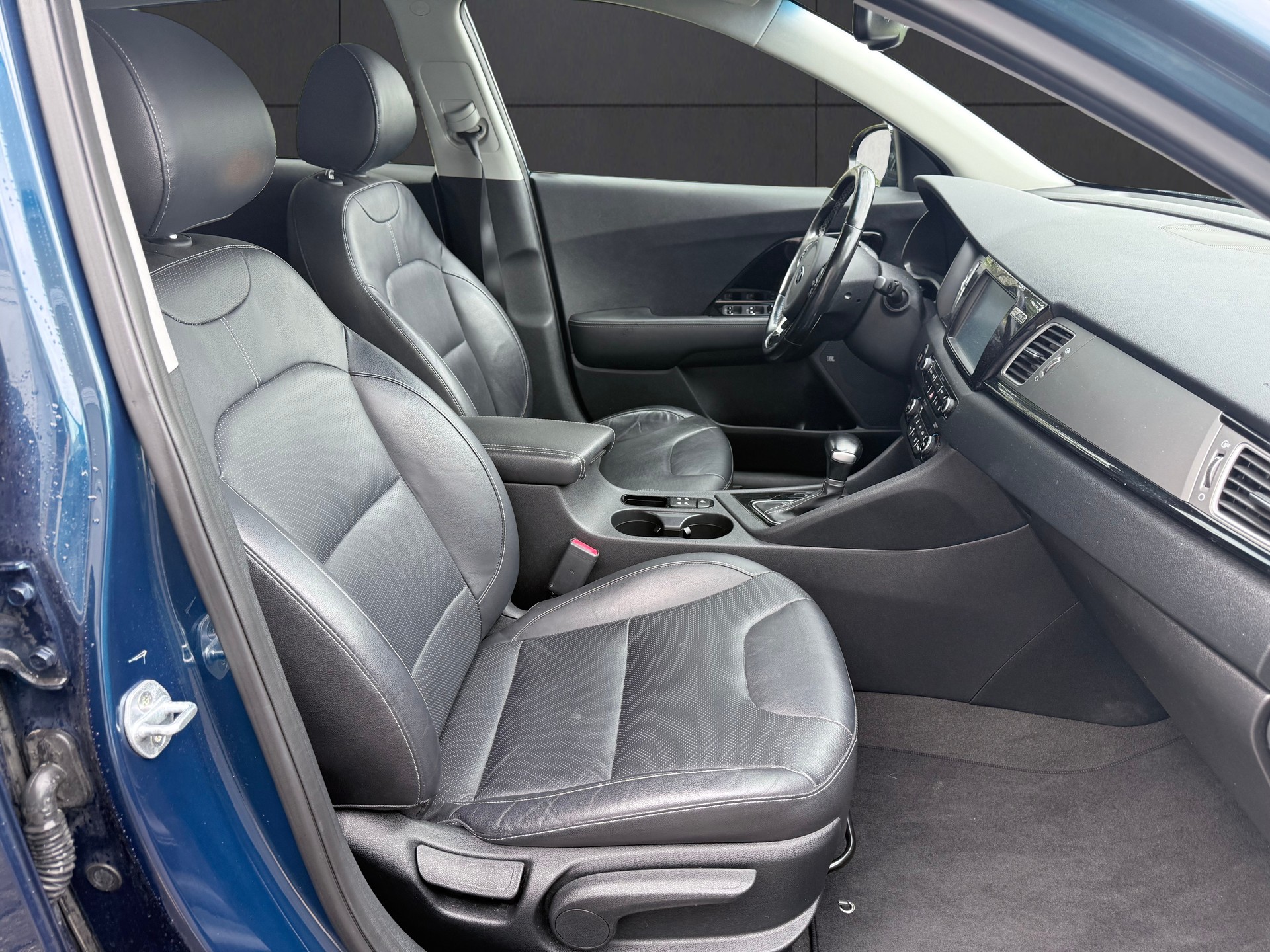 KIA Niro 1.6GDi Hybrid Style DCT-image-8