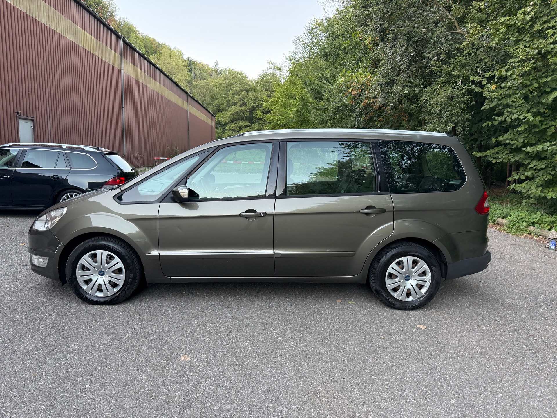 FORD Galaxy 2.0 TDCi KNIE-Edition PowerShift-image-2