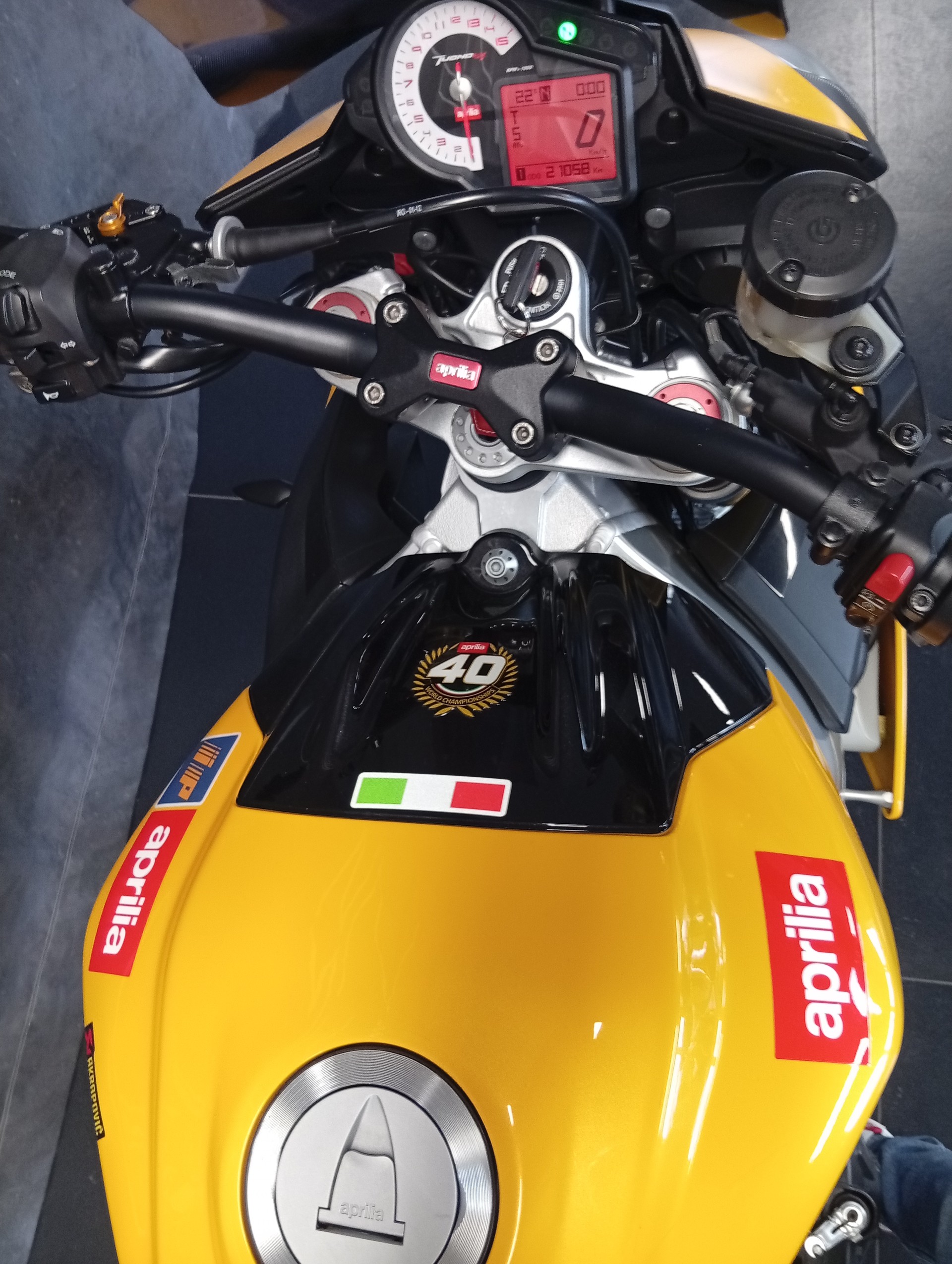 APRILIA Tuono V4 R APRC-showroom-element-2