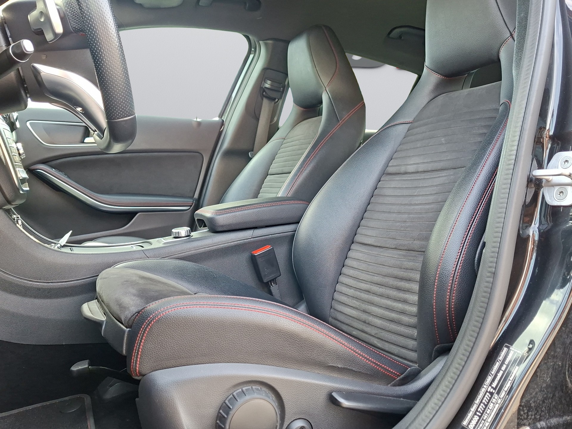 MERCEDES-BENZ GLA 250 AMG Line 4Matic 7G-DCT-image-8