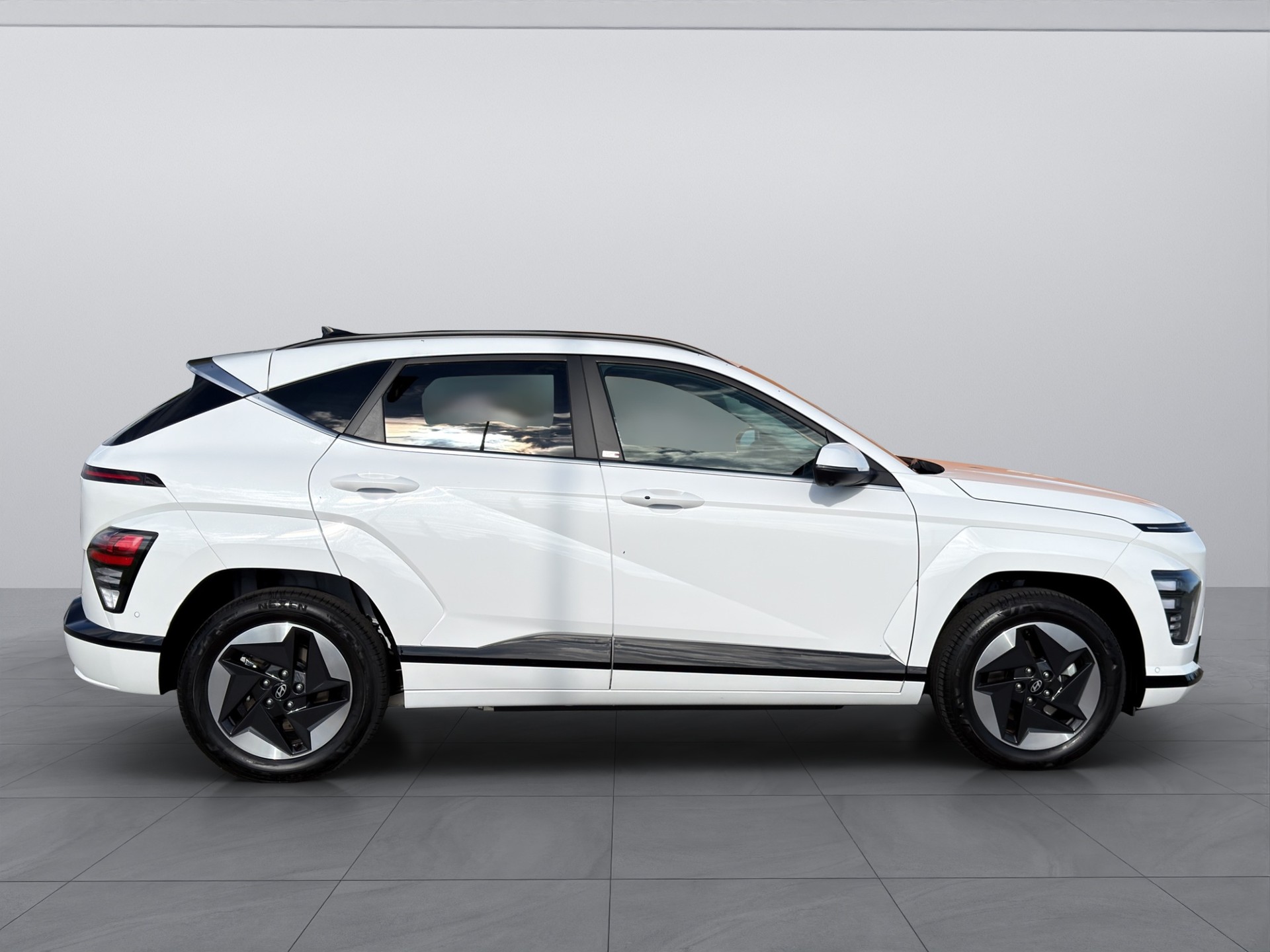 HYUNDAI Kona EV 65.4 kWh Amplia-image-5