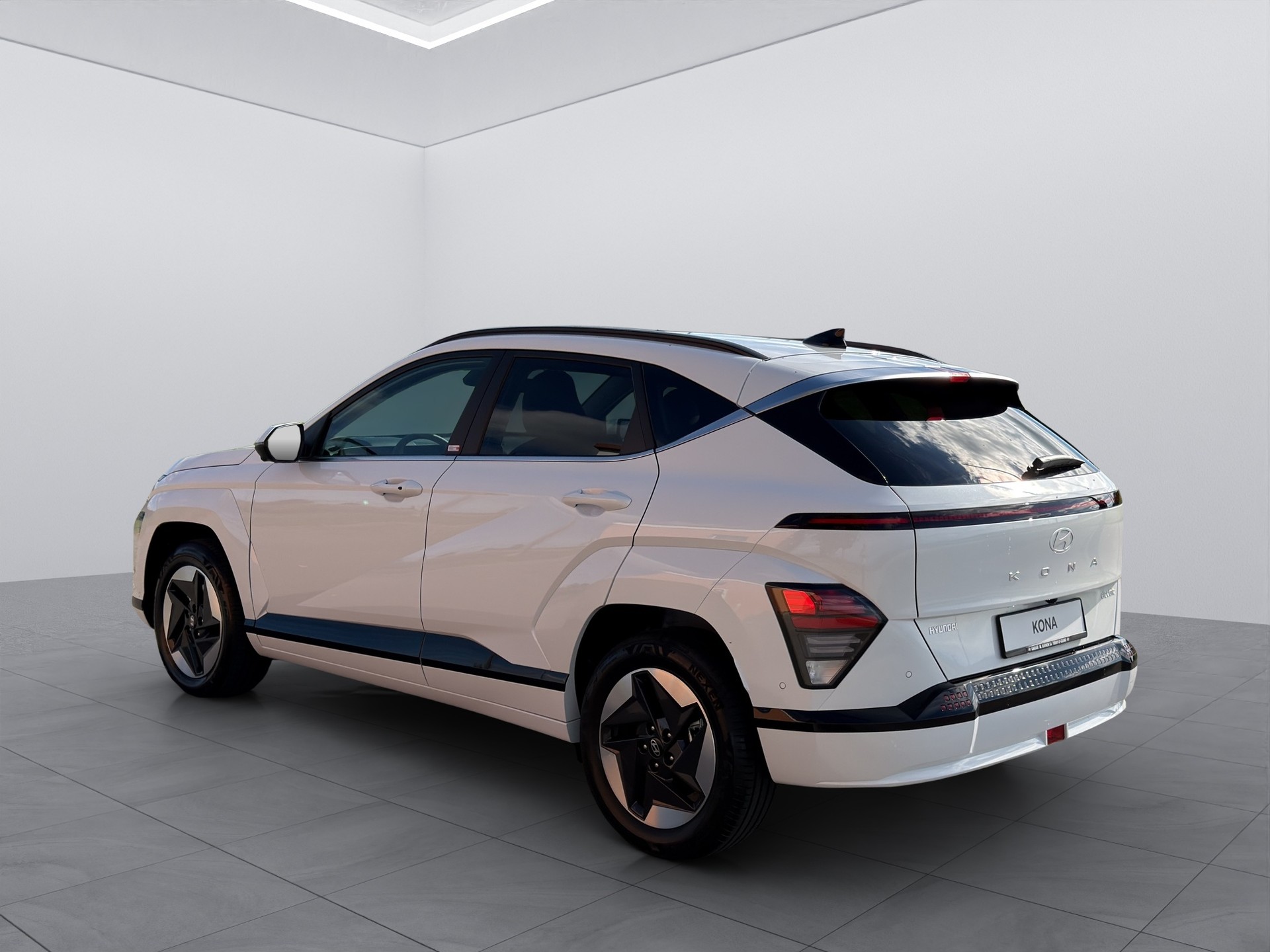 HYUNDAI Kona EV 65.4 kWh Amplia-image-2