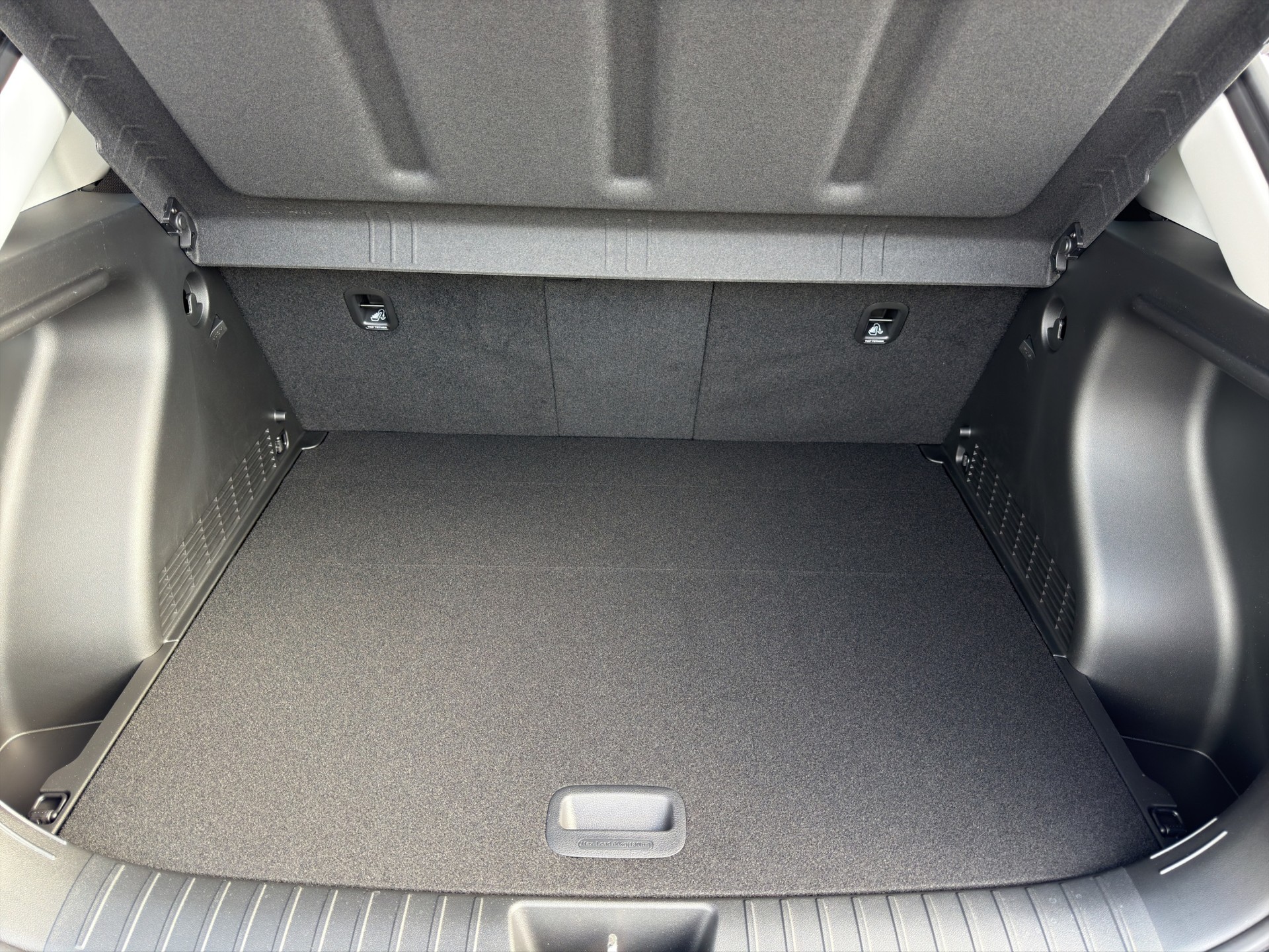 HYUNDAI Kona EV 65.4 kWh Amplia-image-10