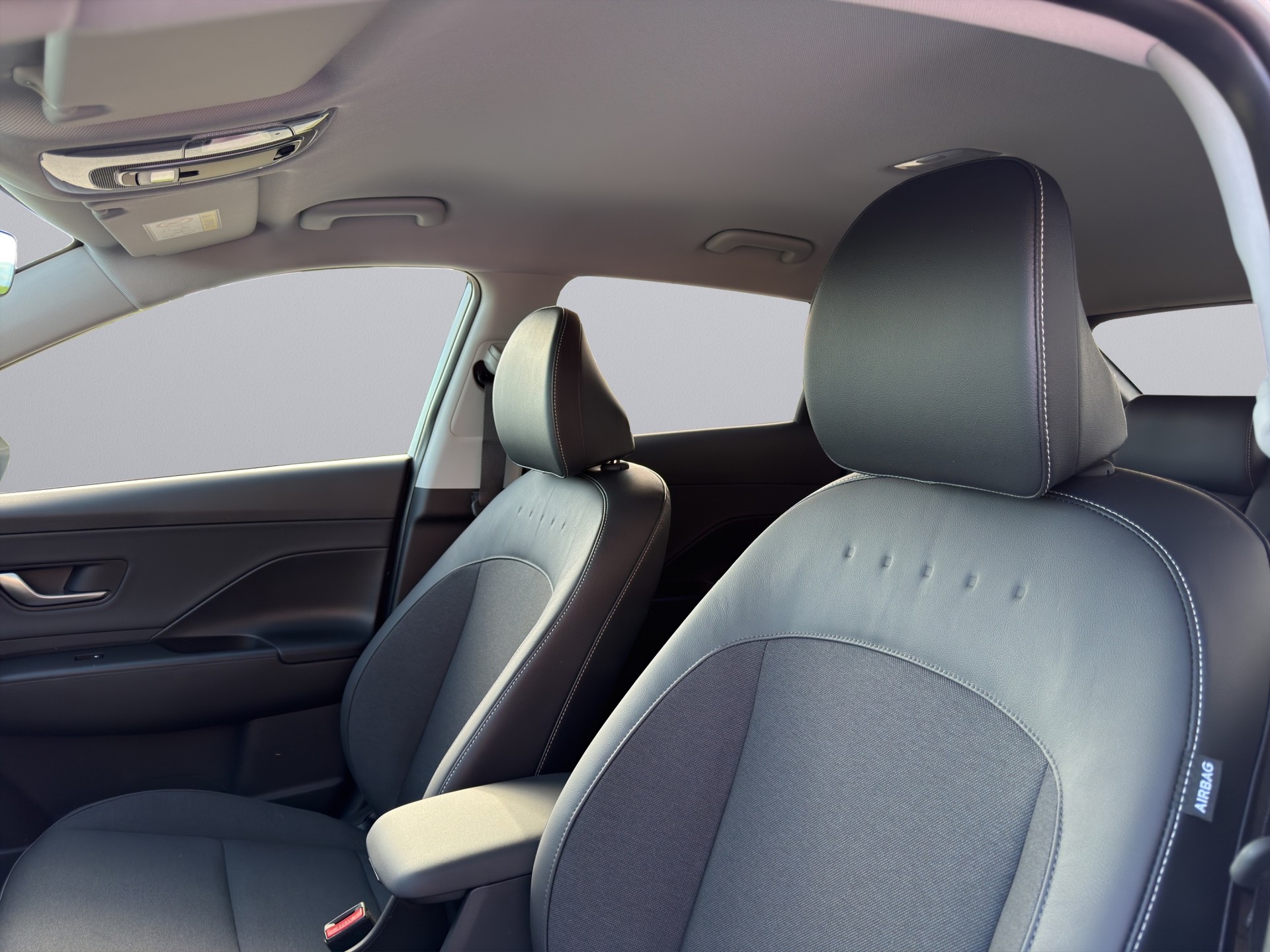 HYUNDAI Kona EV 65.4 kWh Amplia-image-12