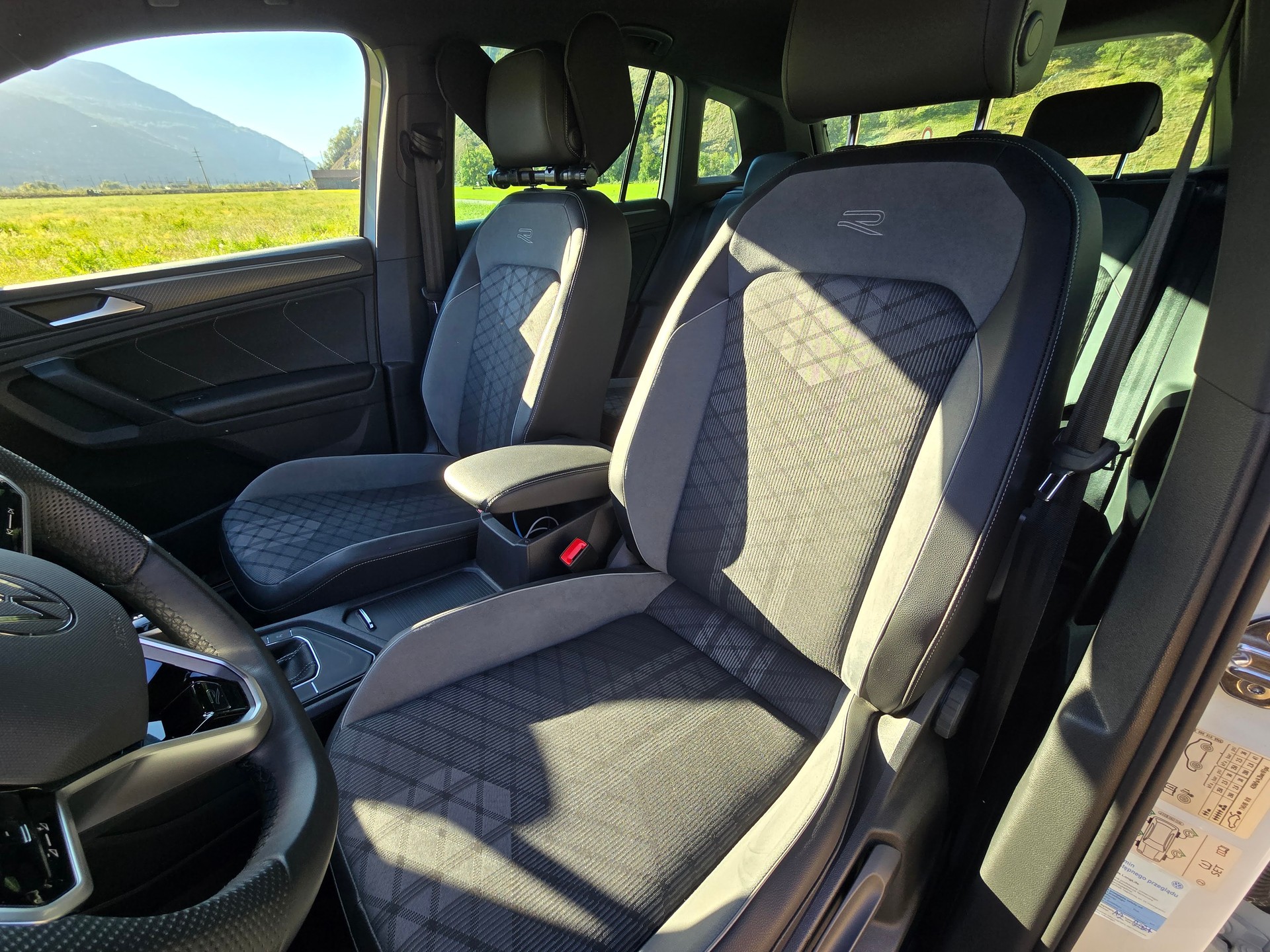 VW 1.5 TSI R-Line 2WD-image-4