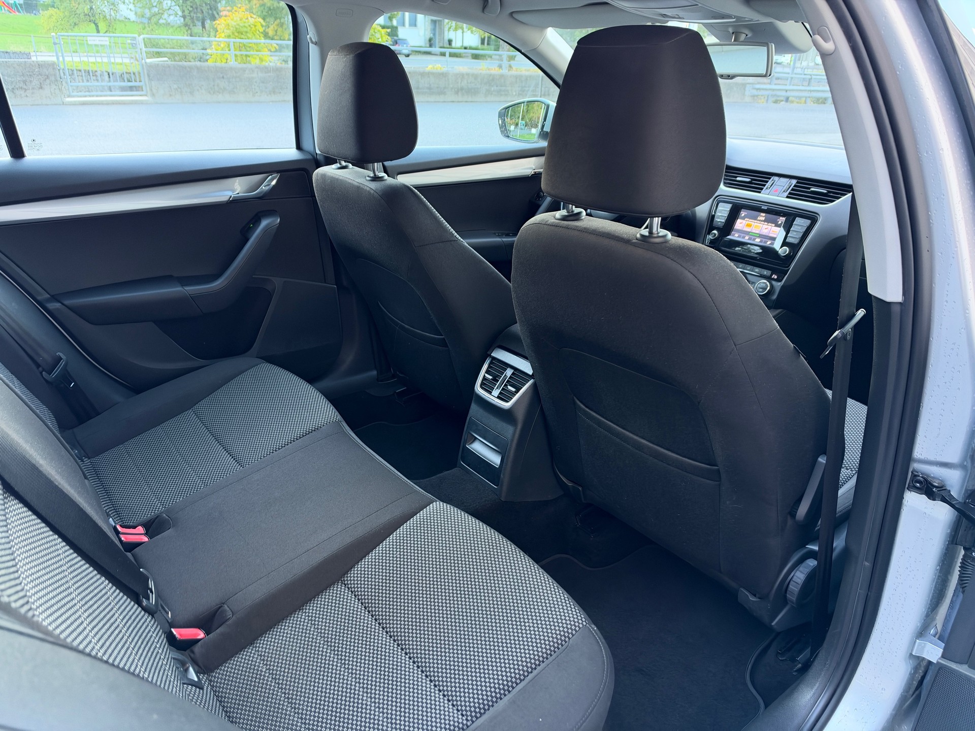 SKODA Octavia Combi 2.0 TDI Ambition DSG-image-8