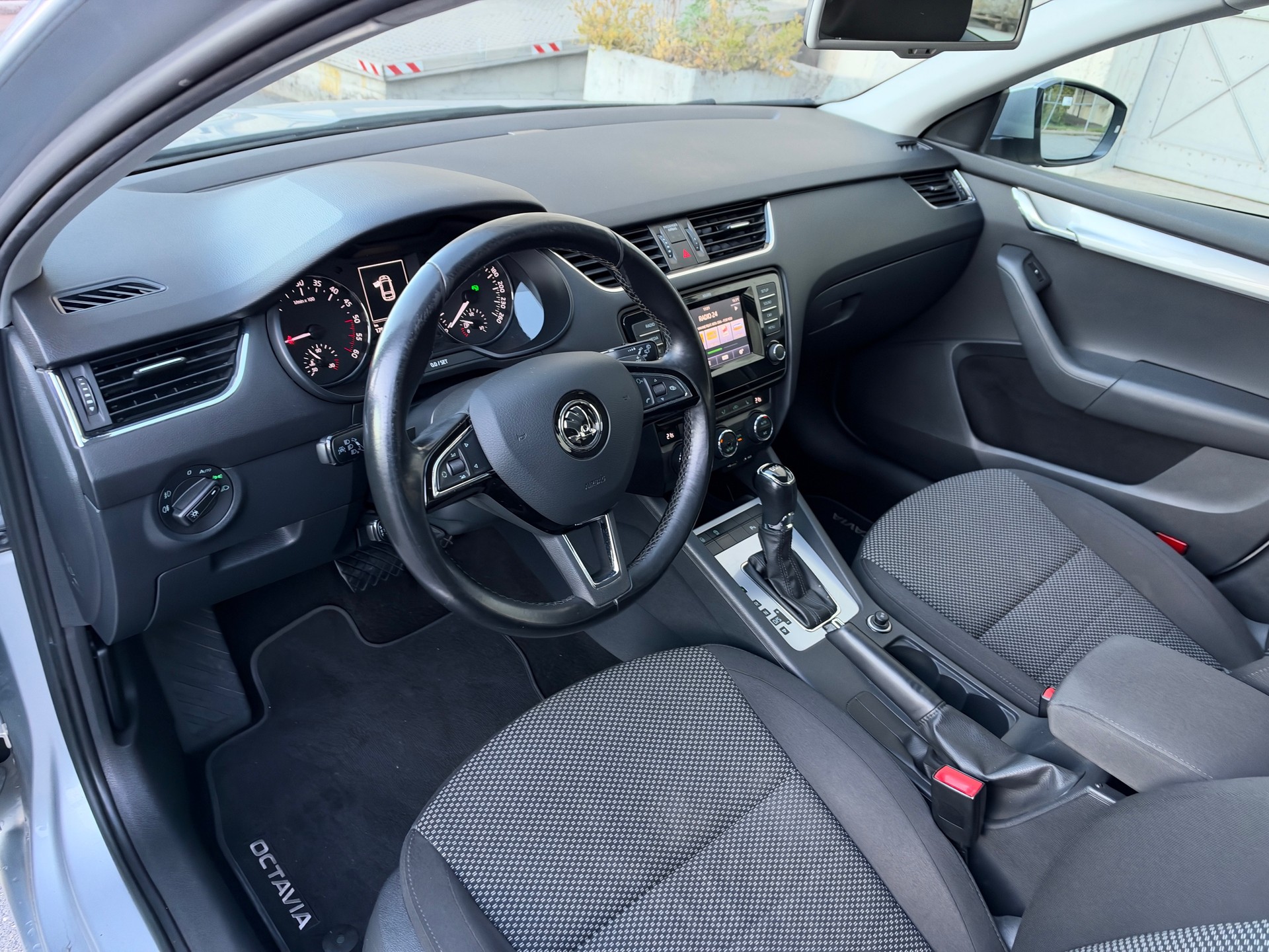 SKODA Octavia Combi 2.0 TDI Ambition DSG-image-5
