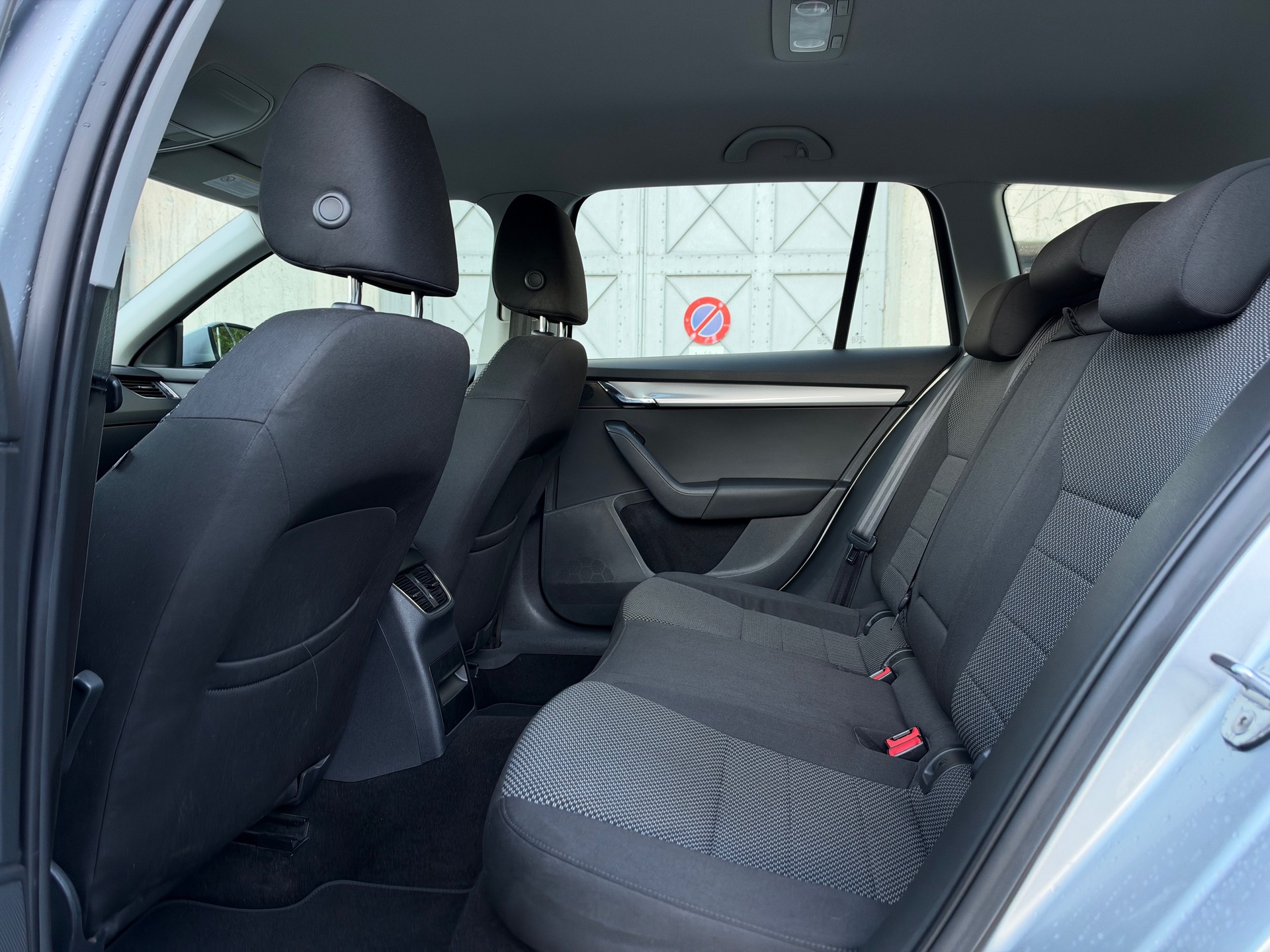 SKODA Octavia Combi 2.0 TDI Ambition DSG-image-9