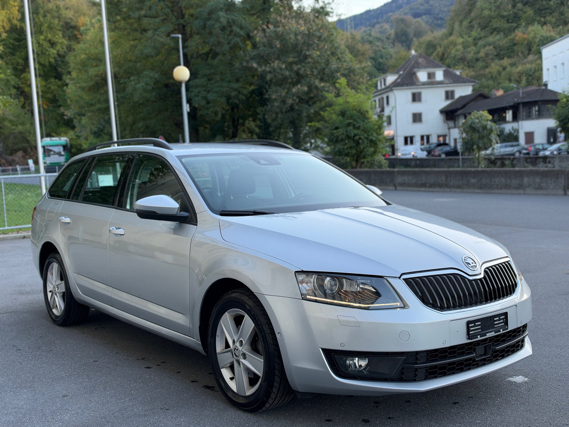 SKODA Octavia Combi 2.0 TDI Ambition DSG-image-11