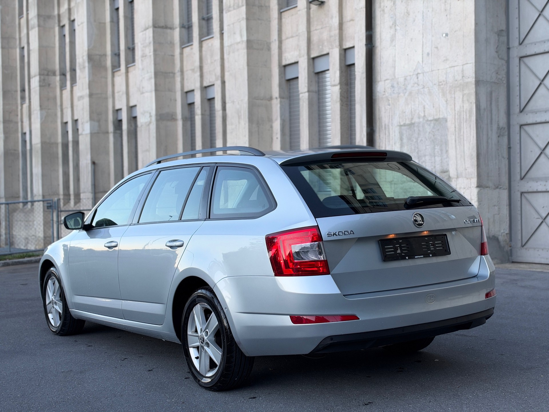 SKODA Octavia Combi 2.0 TDI Ambition DSG-image-2