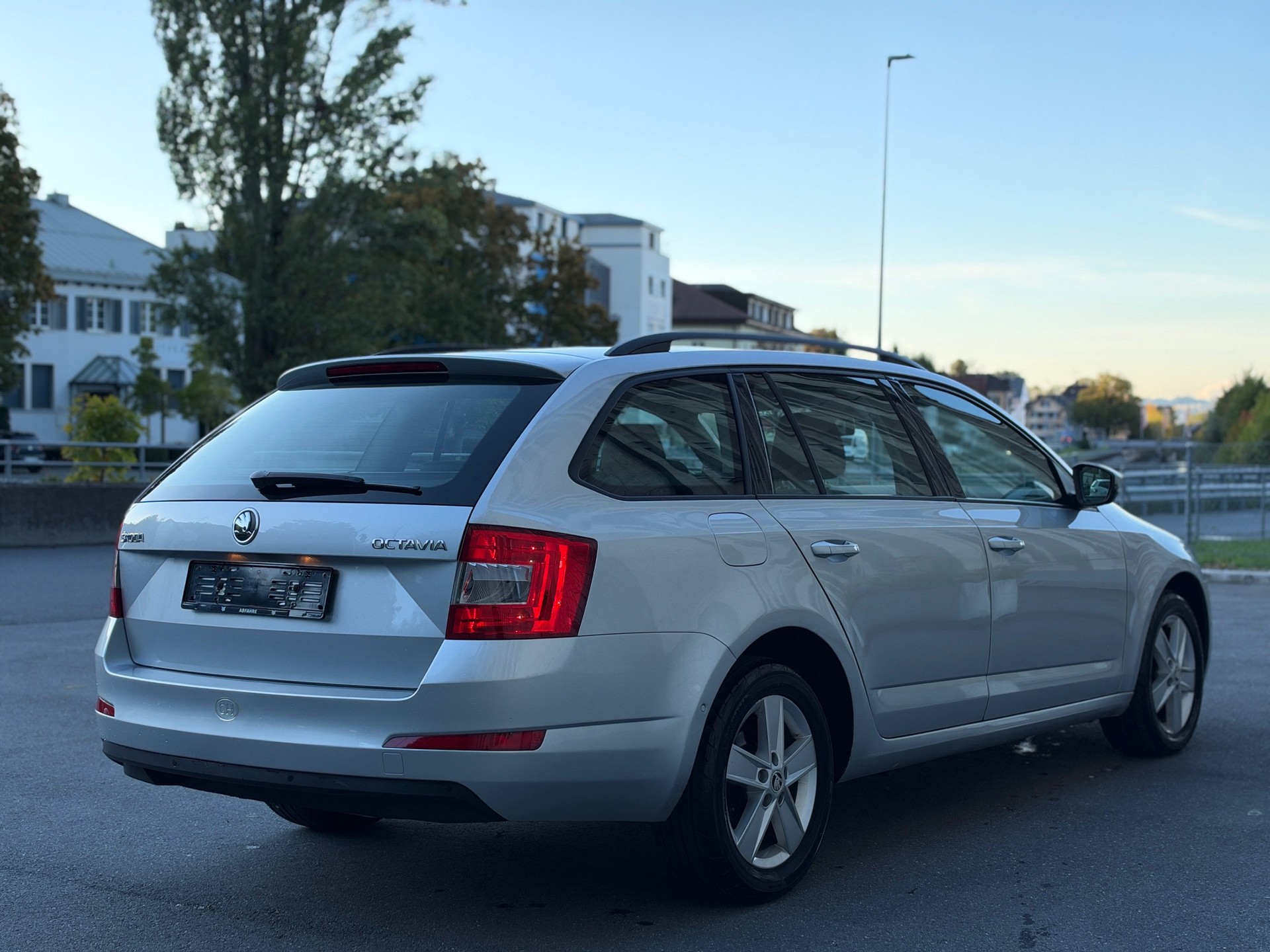 SKODA Octavia Combi 2.0 TDI Ambition DSG-image-10