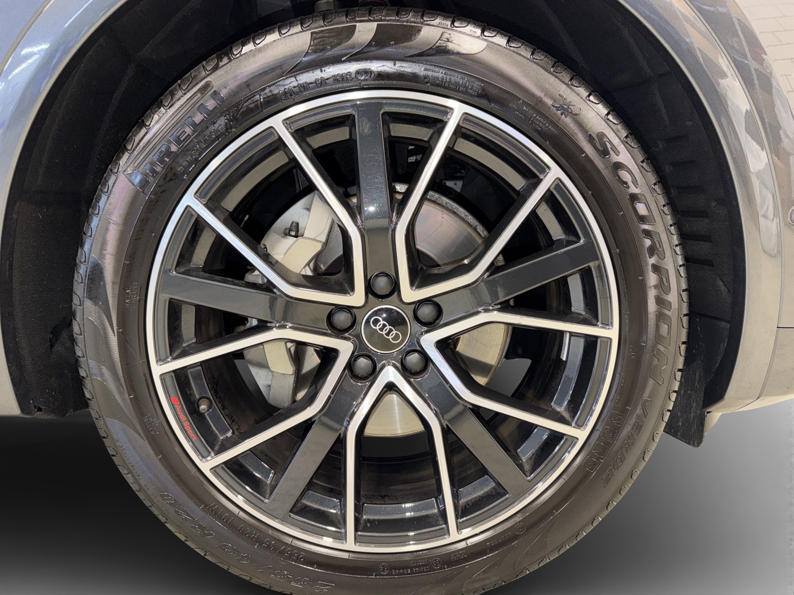 AUDI Q5 40 TDI Black Edition quattro S-tronic-image-13