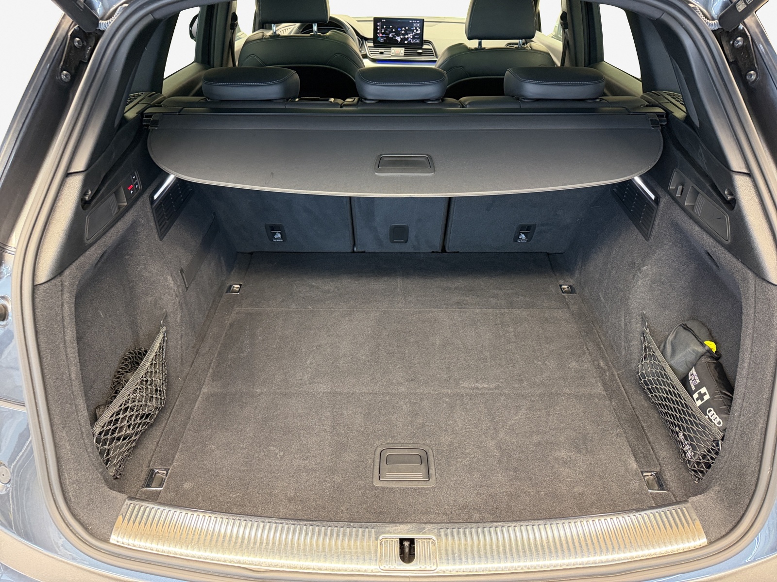 AUDI Q5 40 TDI Black Edition quattro S-tronic-image-12