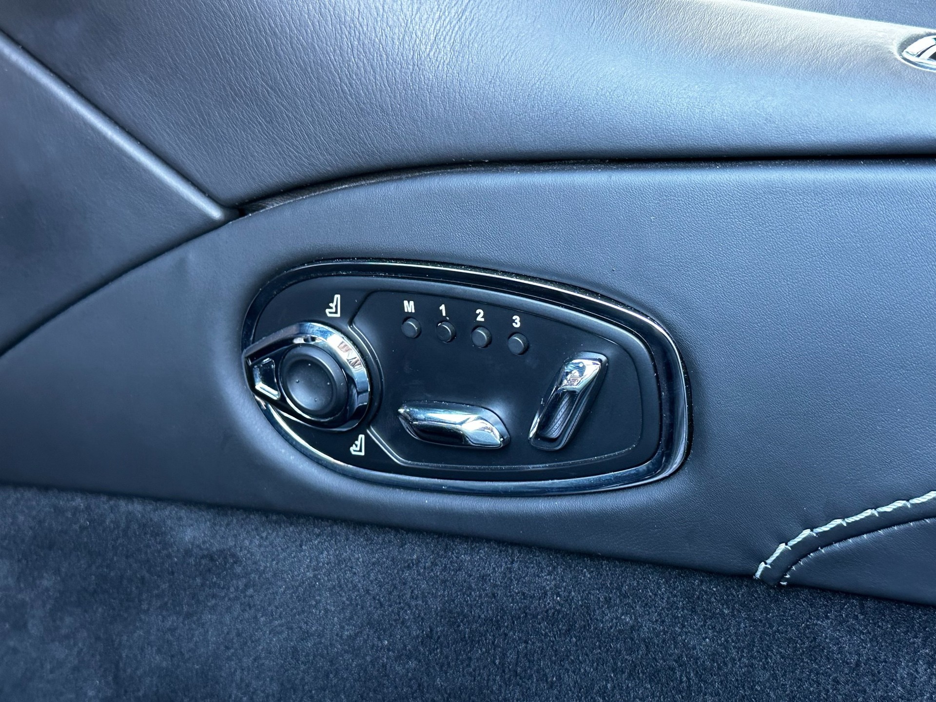 ASTON MARTIN DB11 V12 Launch Edition Touchtronic 3-image-14