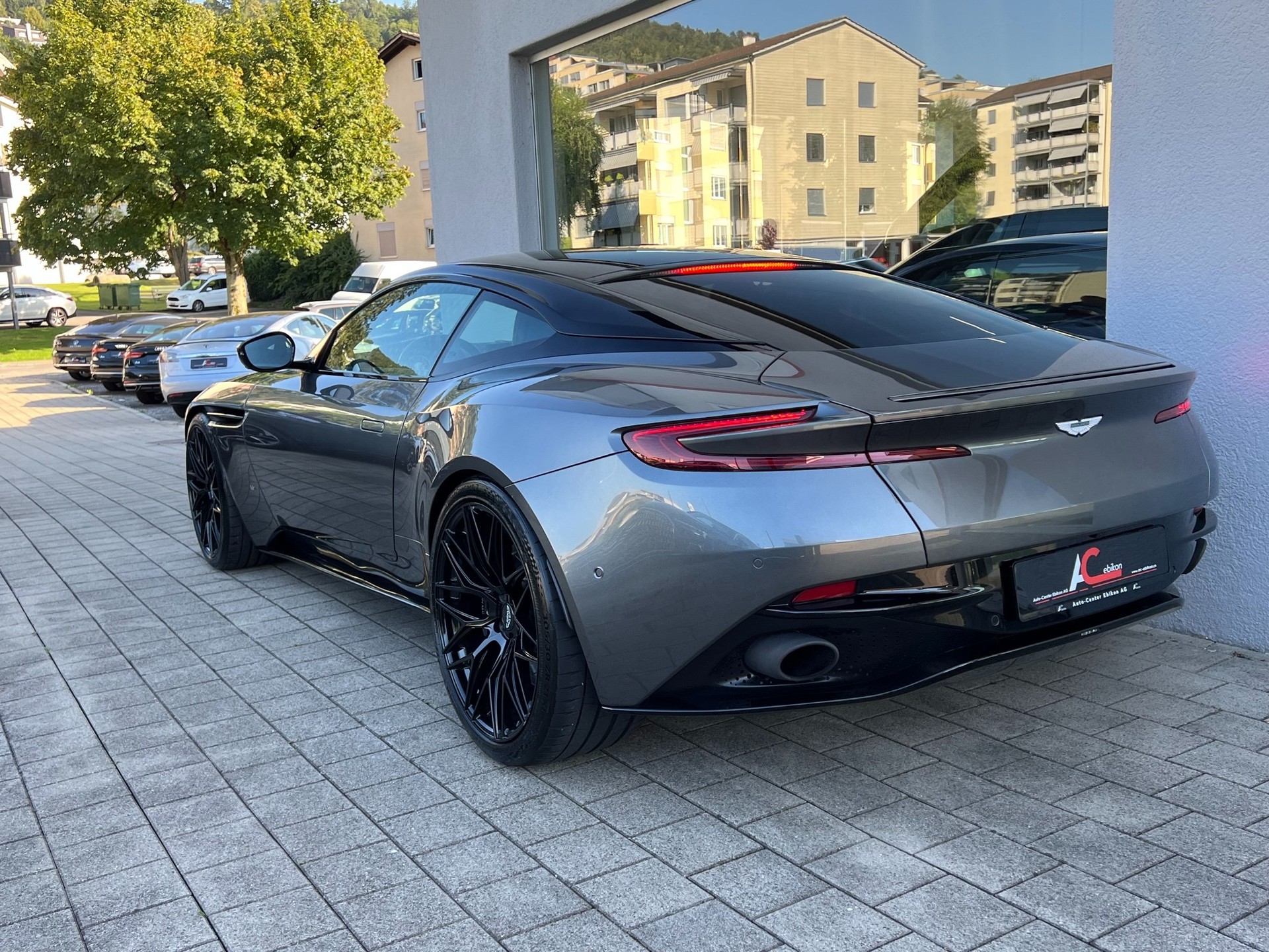 ASTON MARTIN DB11 V12 Launch Edition Touchtronic 3-showroom-element-2