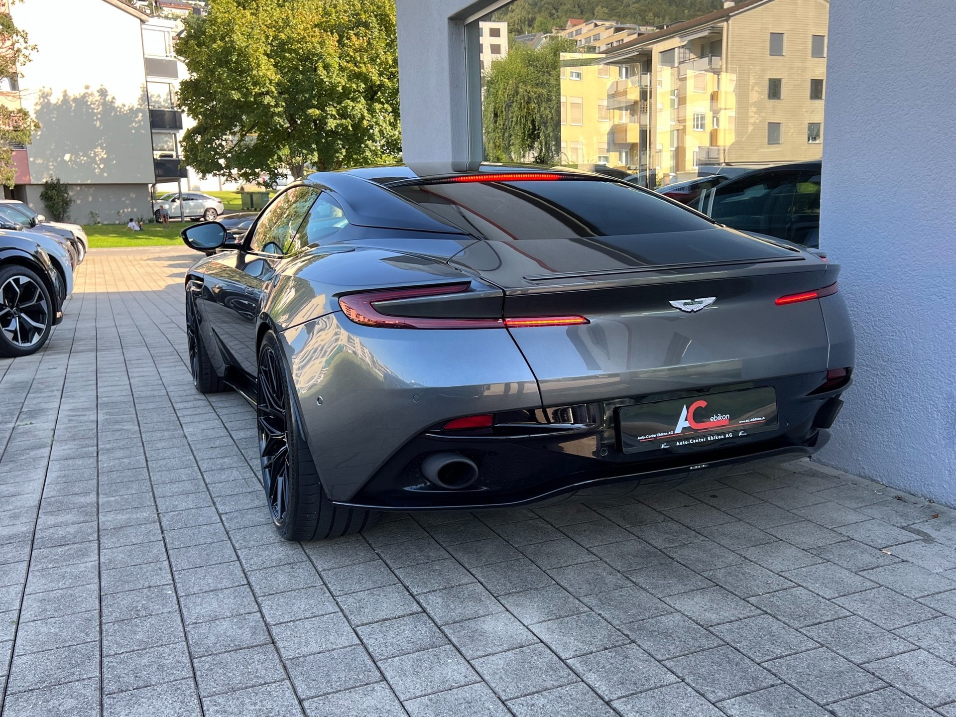 ASTON MARTIN DB11 V12 Launch Edition Touchtronic 3-showroom-element-1