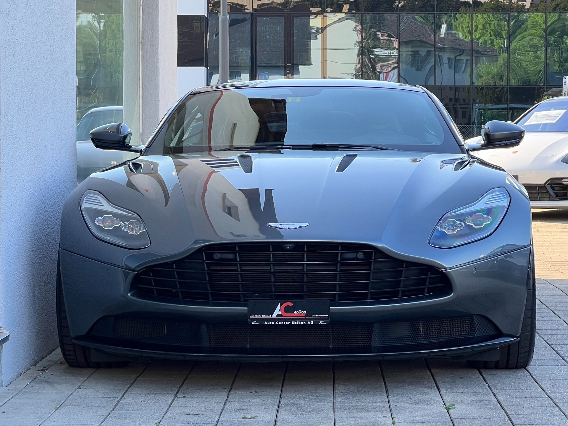 ASTON MARTIN DB11 V12 Launch Edition Touchtronic 3-showroom-element-3