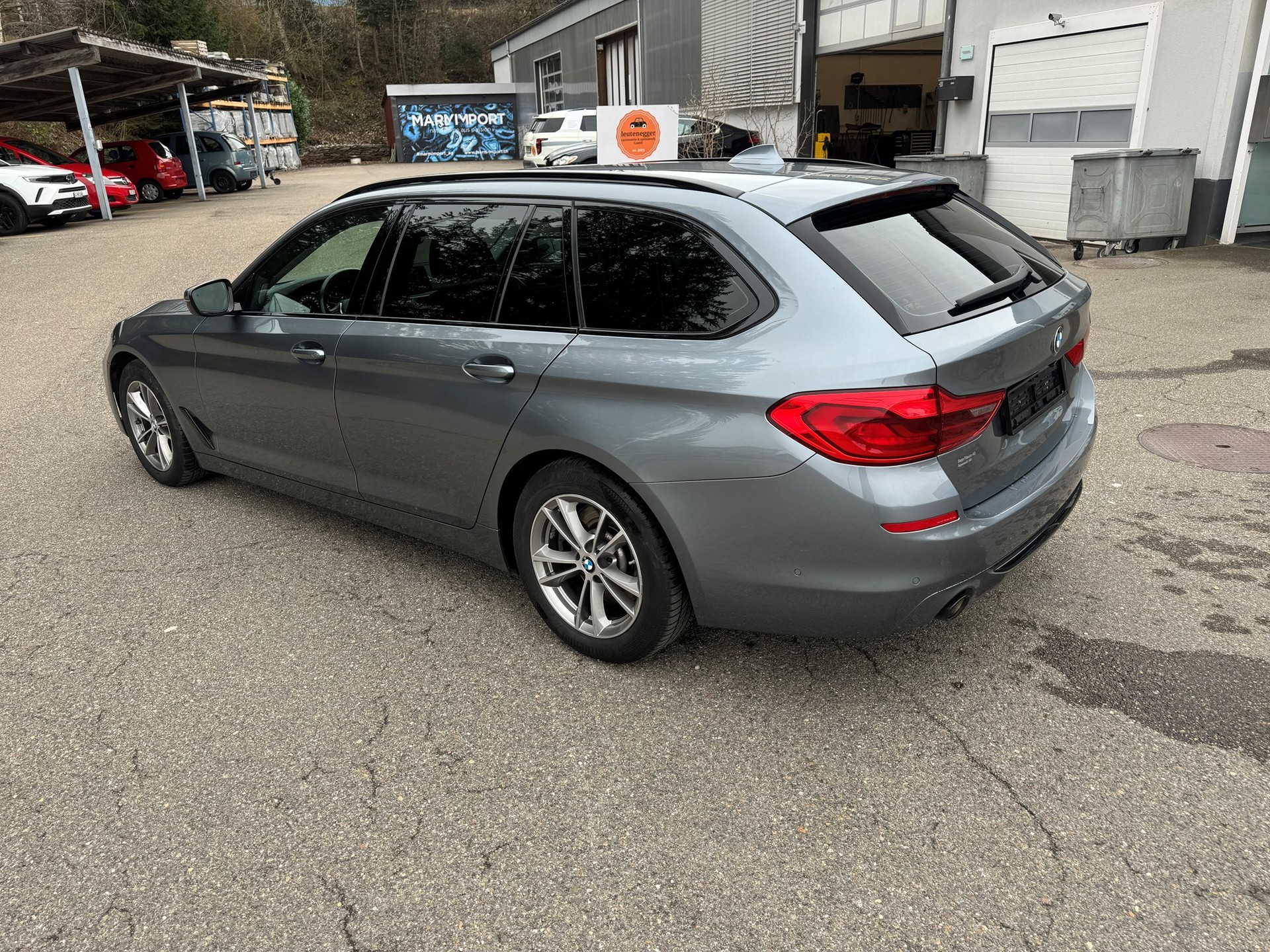 BMW 530d xDrive Touring Luxury Line Steptronic-image-2