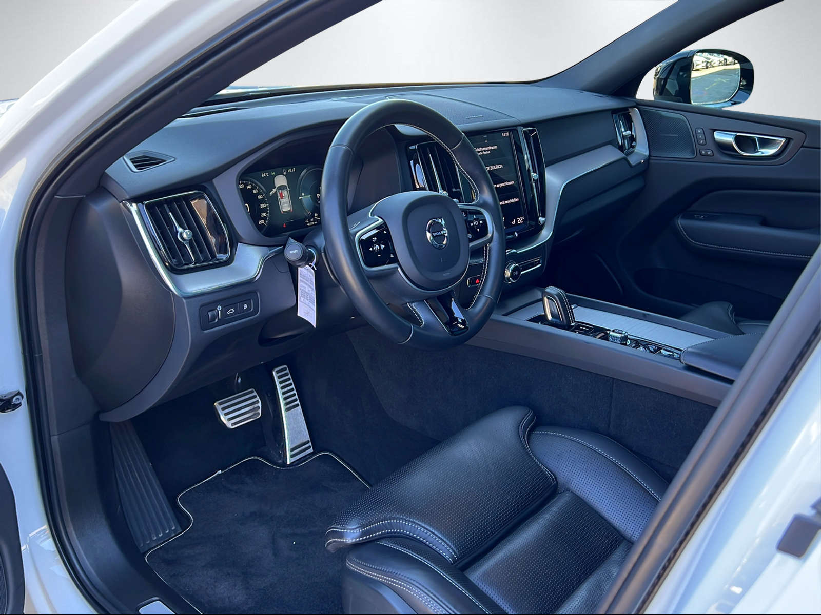 VOLVO XC60 2.0 T6 TE R-Design eAWD-image-13