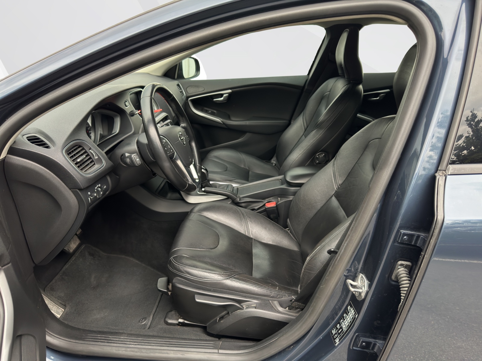 VOLVO V40 2.0 D3 Momentum S/S-image-8