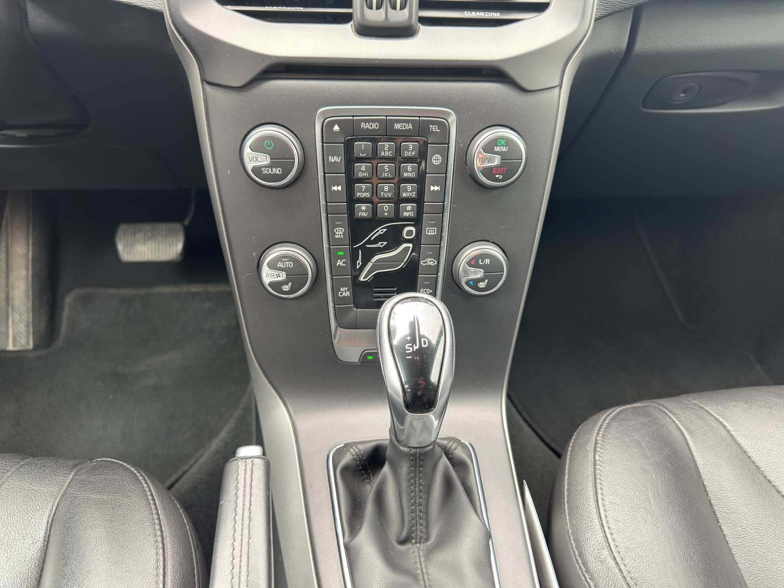 VOLVO V40 2.0 D3 Momentum S/S-image-11