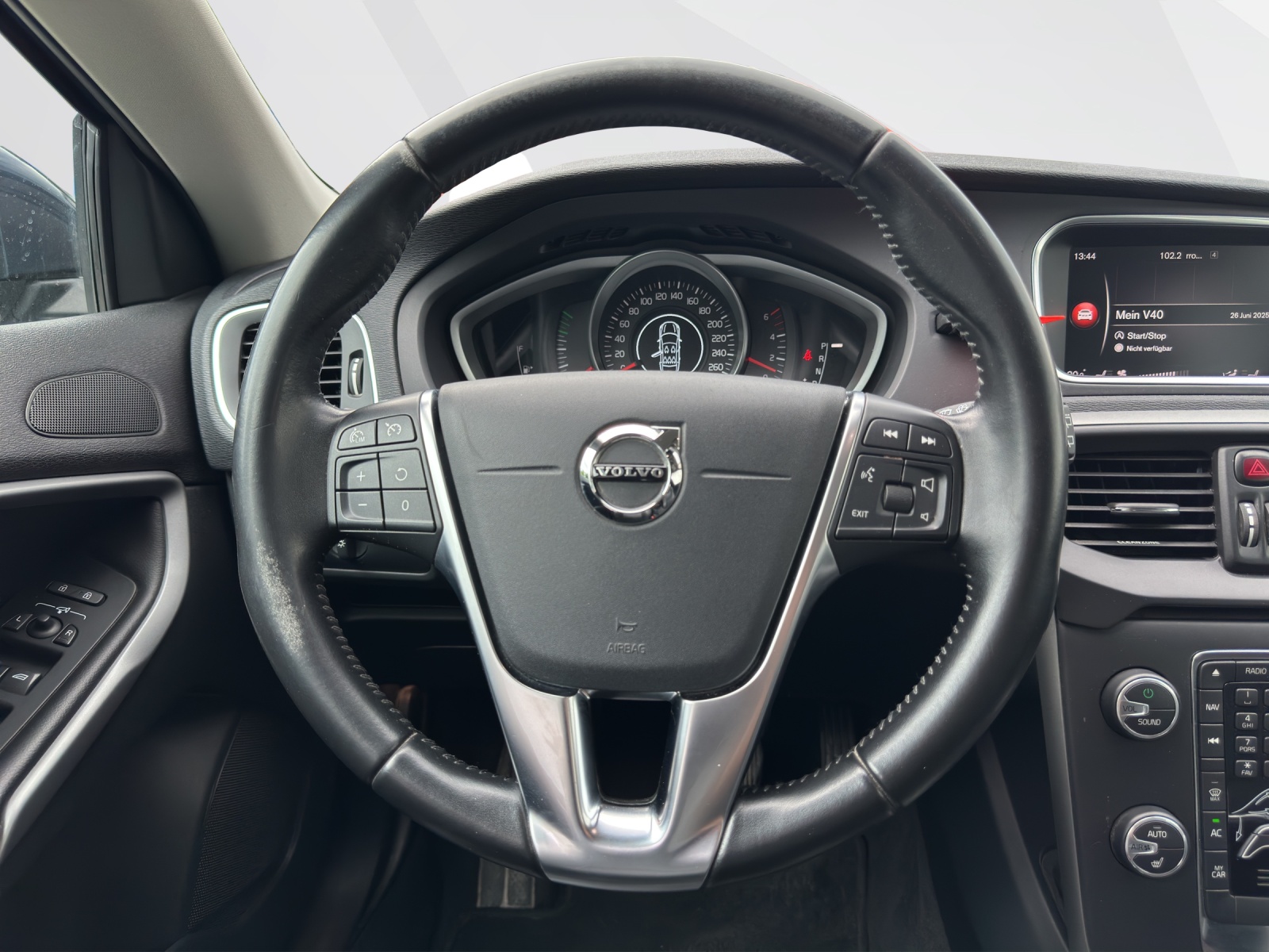 VOLVO V40 2.0 D3 Momentum S/S-image-9