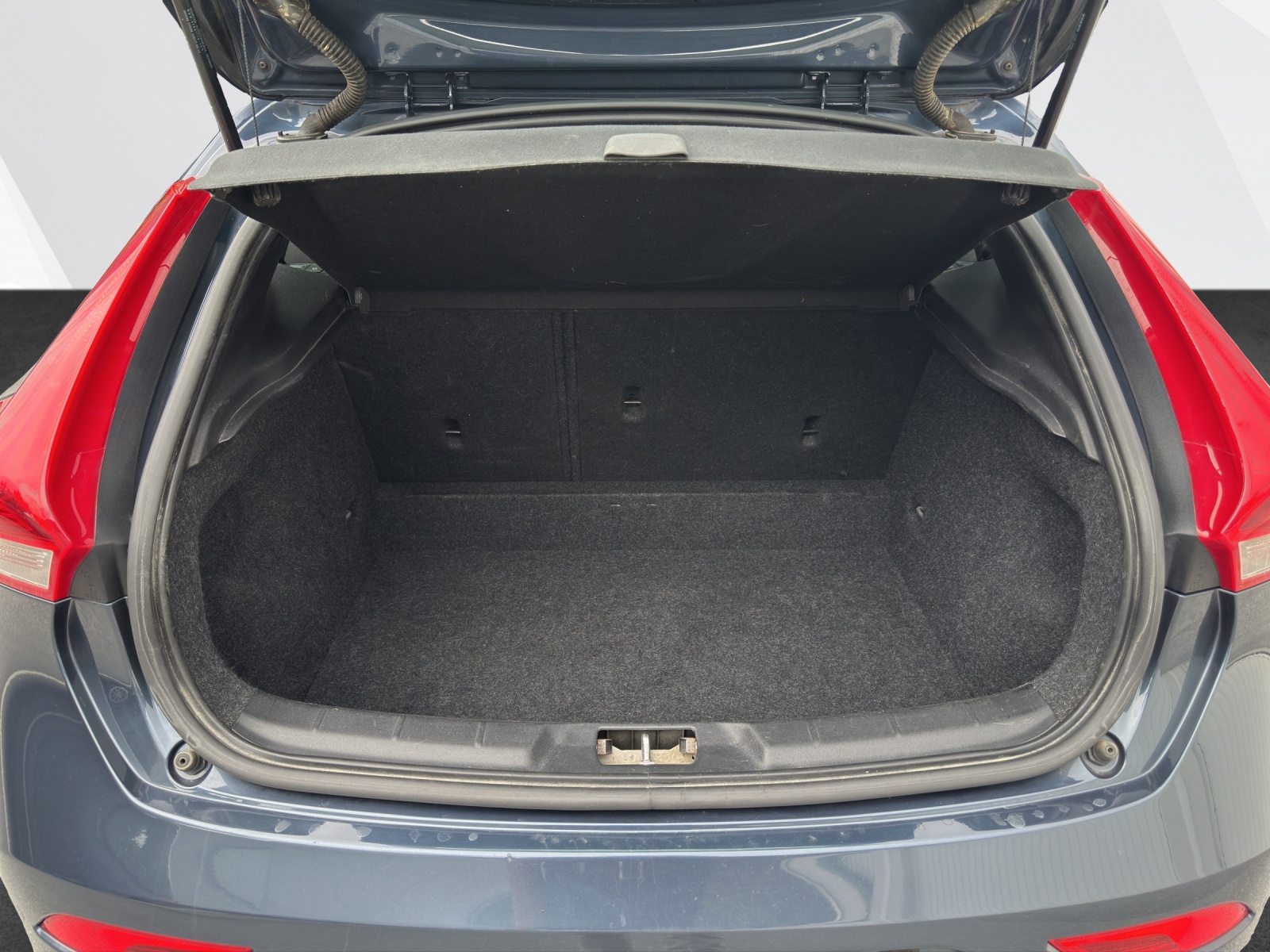 VOLVO V40 2.0 D3 Momentum S/S-image-14
