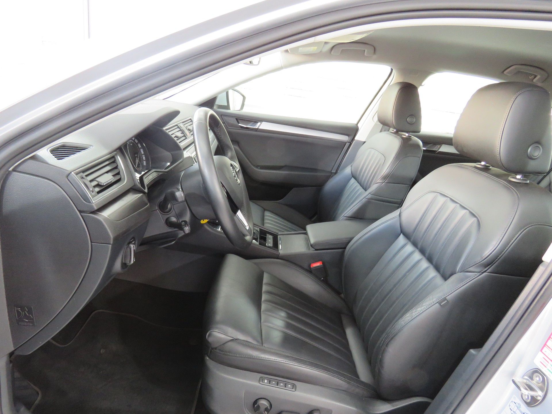 SKODA Superb 1.8 TSI Style DSG (Automat)-image-7