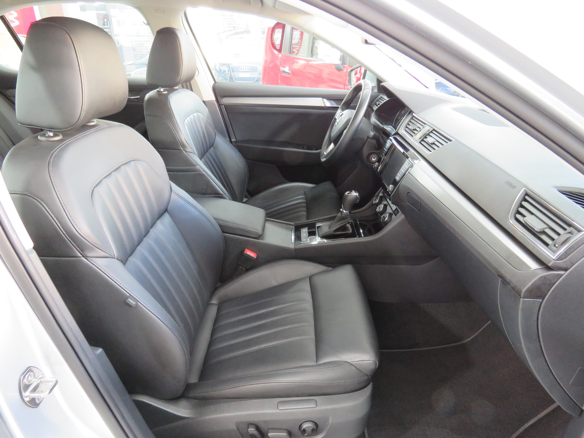 SKODA Superb 1.8 TSI Style DSG (Automat)-image-9