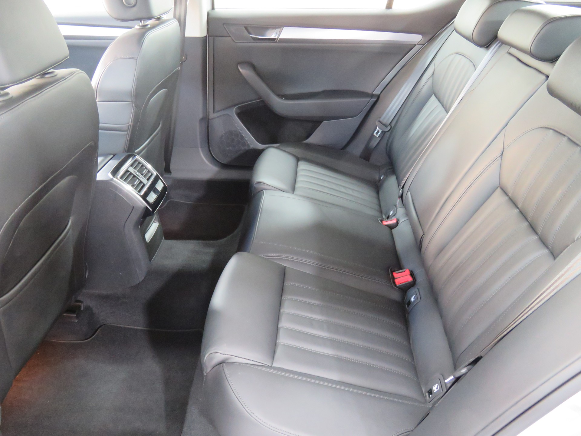 SKODA Superb 1.8 TSI Style DSG (Automat)-image-11