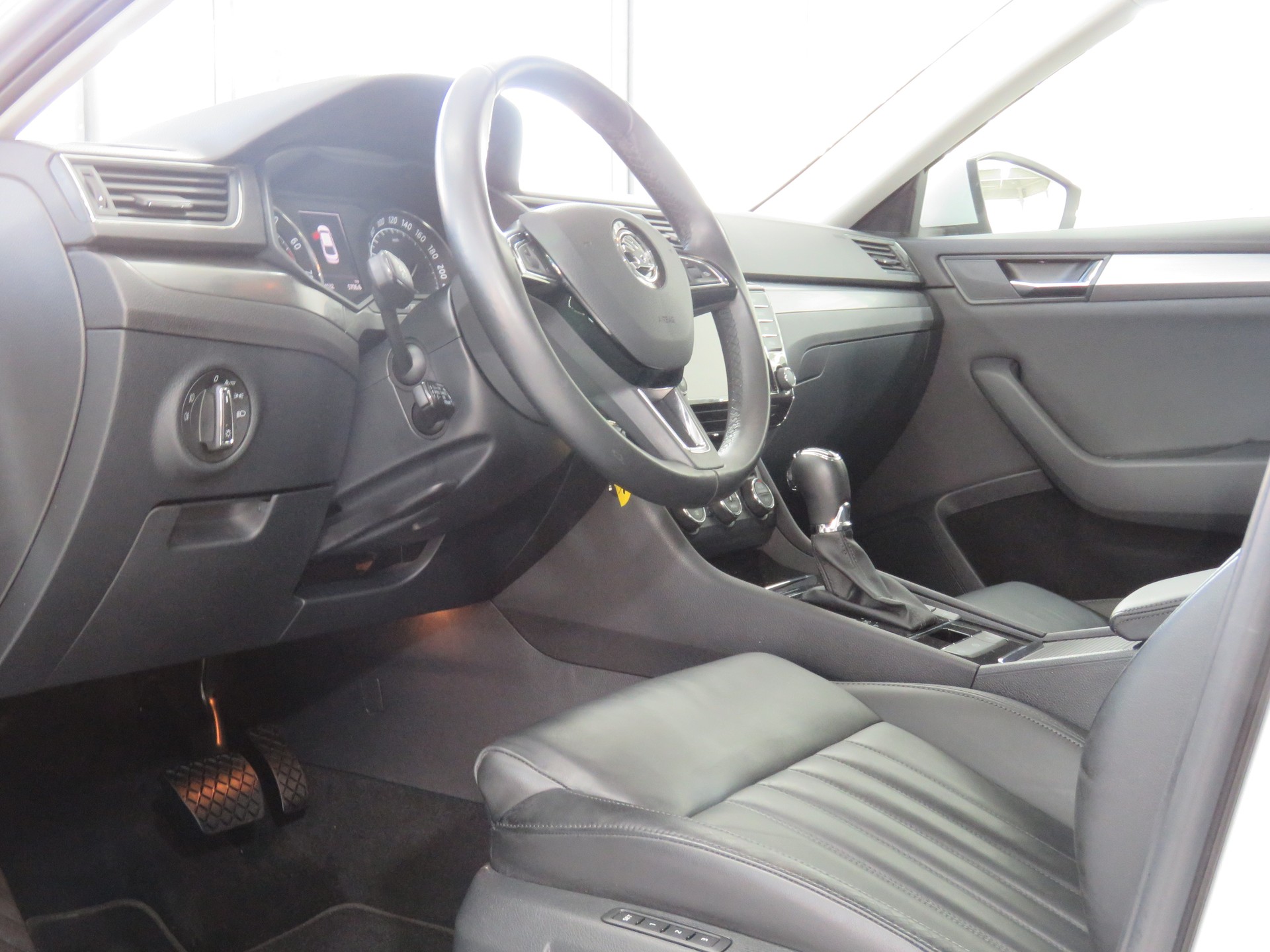 SKODA Superb 1.8 TSI Style DSG (Automat)-image-6