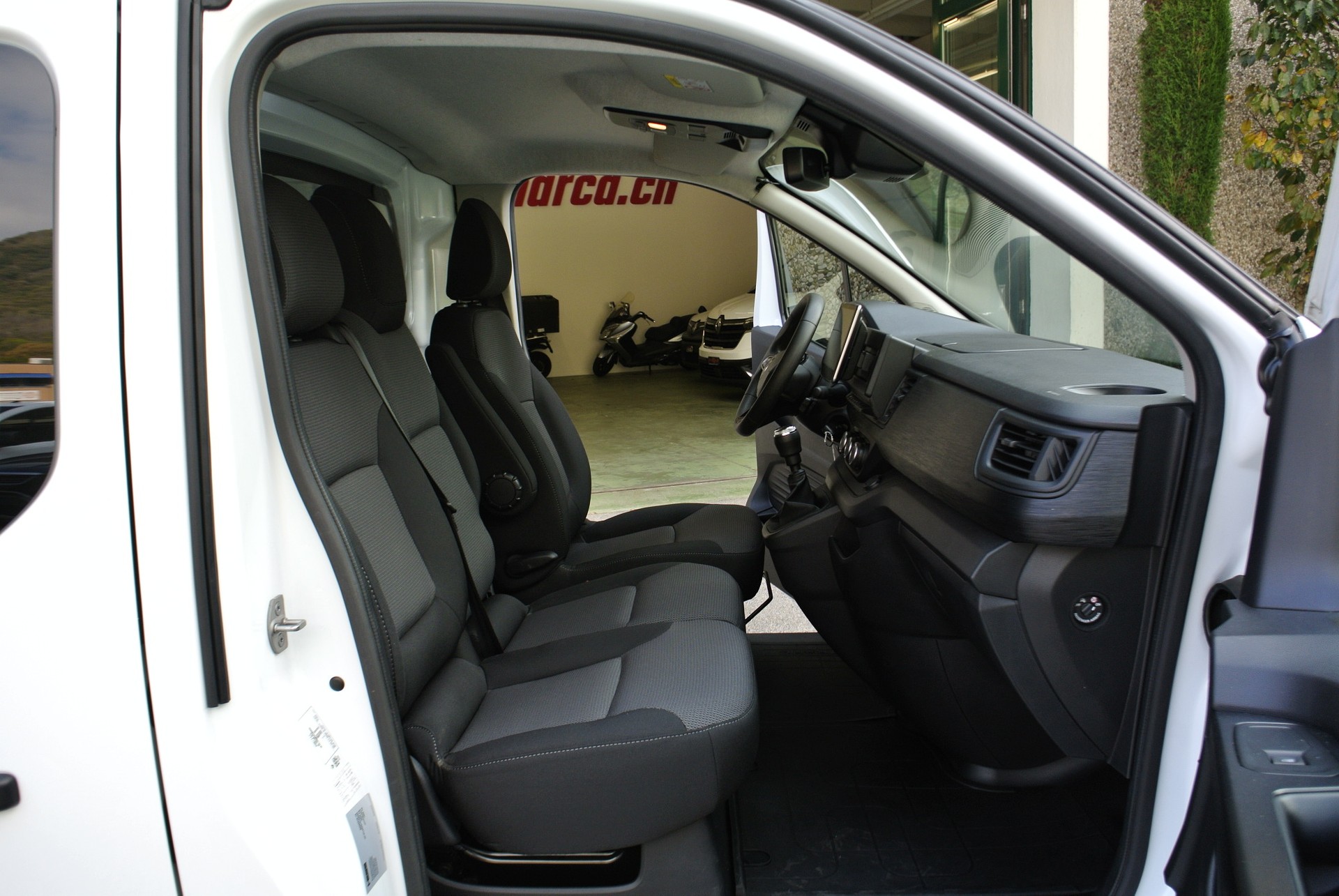 RENAULT Trafic 2.0 Blue dCi 150 3.5t Advance L2H2 IP-image-16