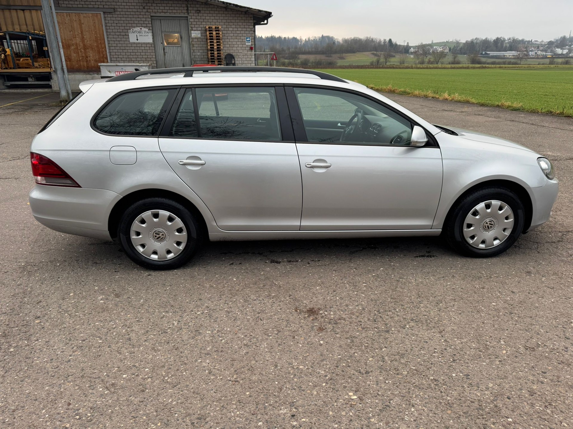 VW Golf Variant 1.6 TDI BMT Trendline DSG-image-8