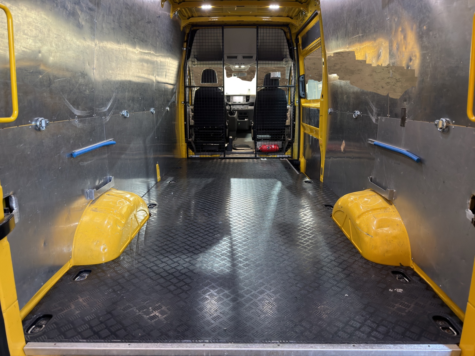 VW VW VW Crafter 35 2.0 TDI L4 4Motion-image-7