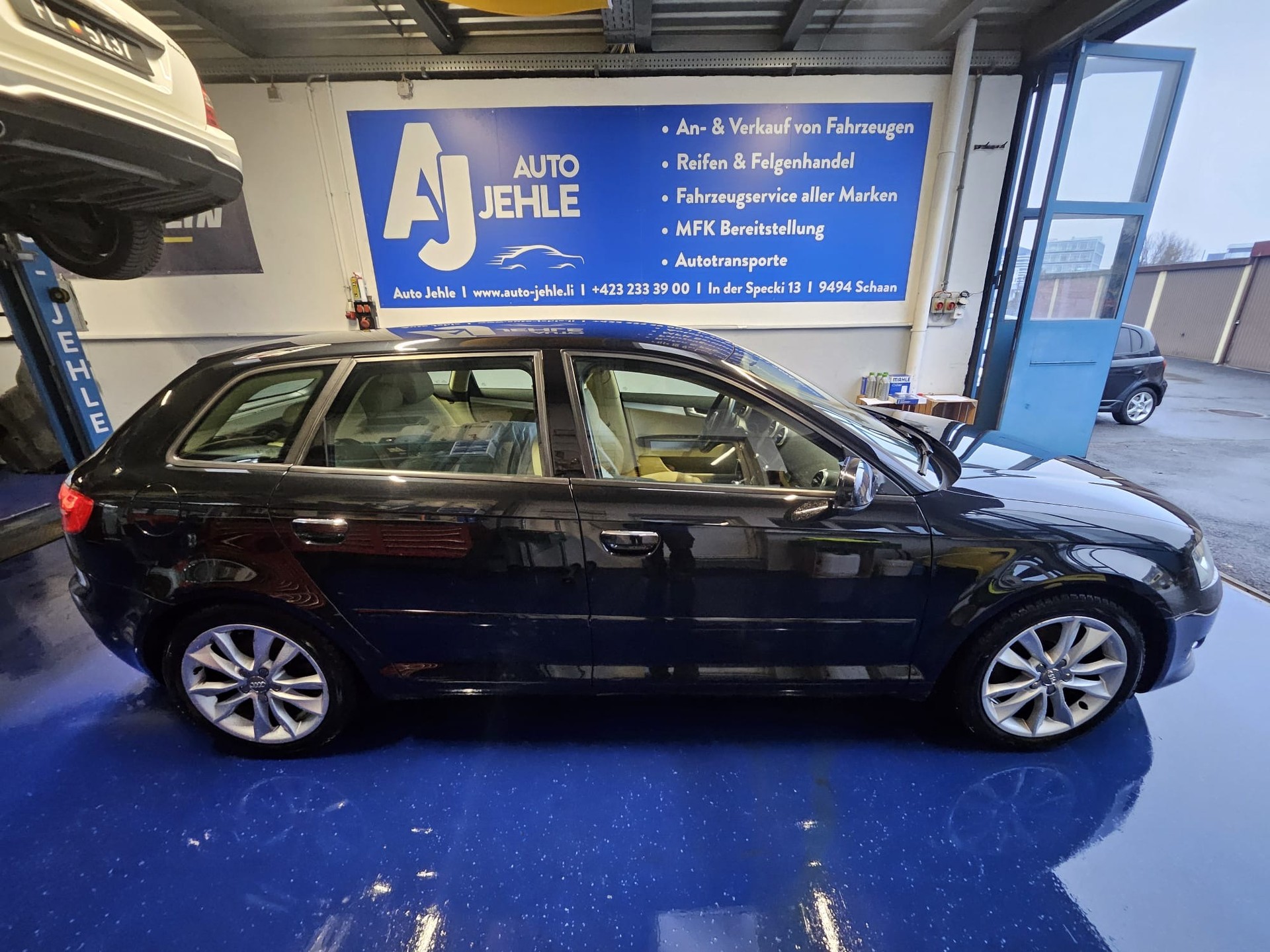 AUDI A3 Sportback 2.0 TFSI Ambiente quattro S-tronic-image-12
