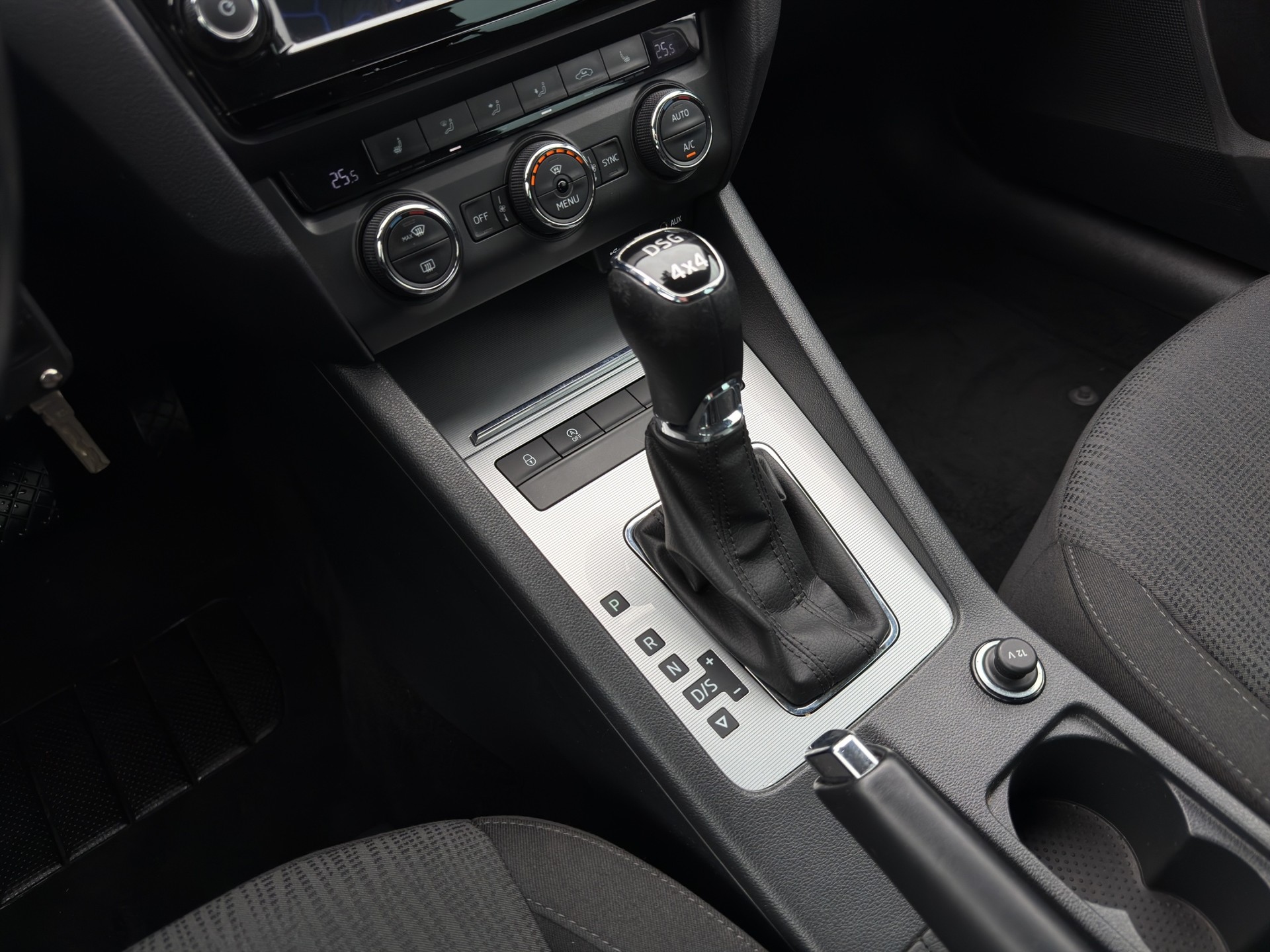 SKODA Octavia Combi 2.0 TDI Style 4x4 DSG-image-16