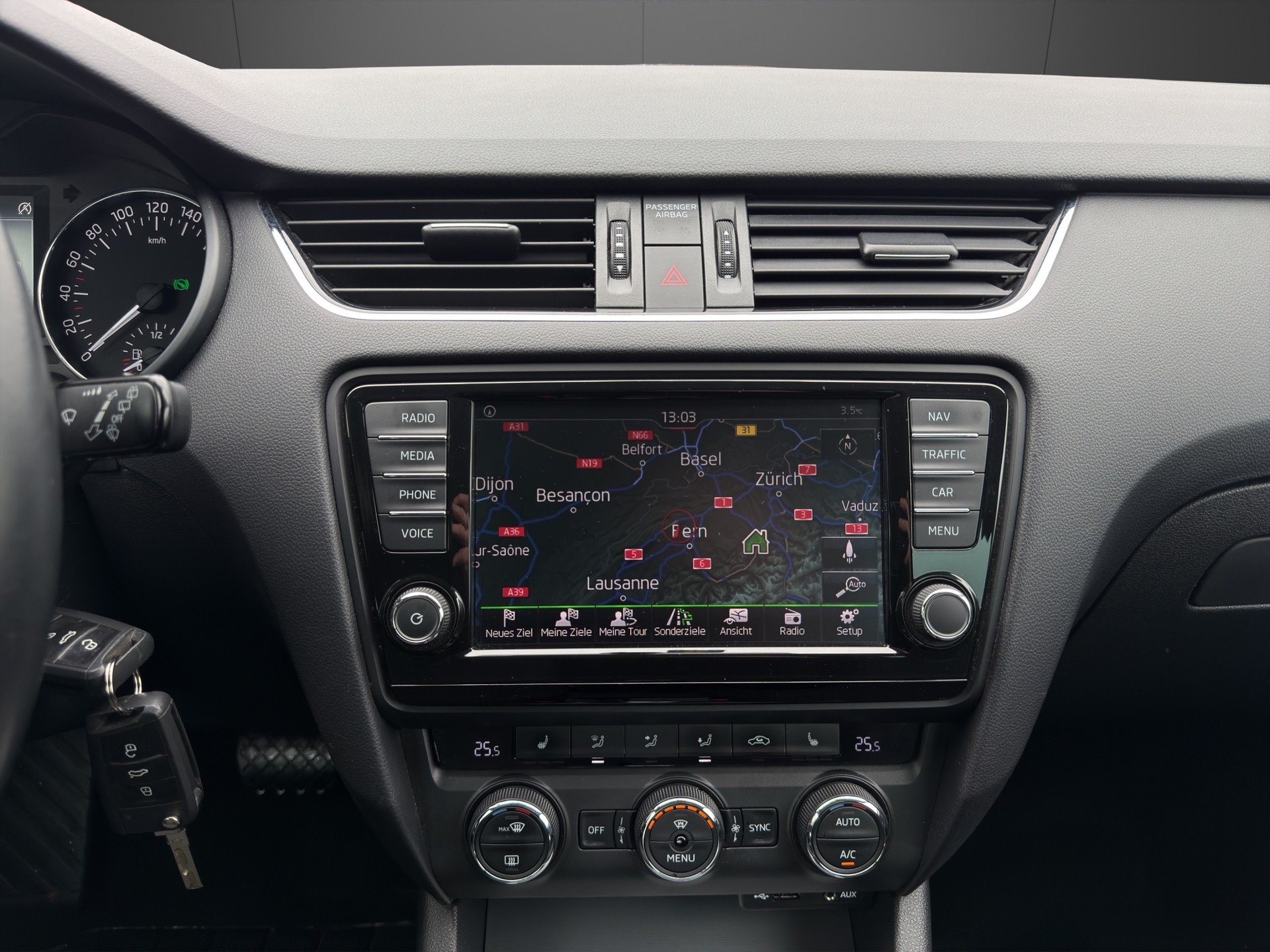 SKODA Octavia Combi 2.0 TDI Style 4x4 DSG-image-12