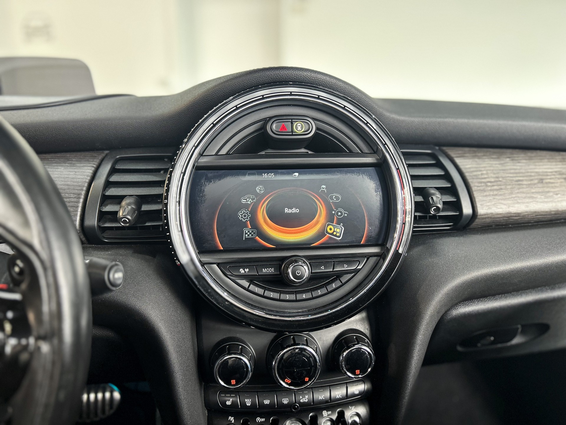 MINI Cooper John Cooper Works Cabriolet Steptronic-image-12