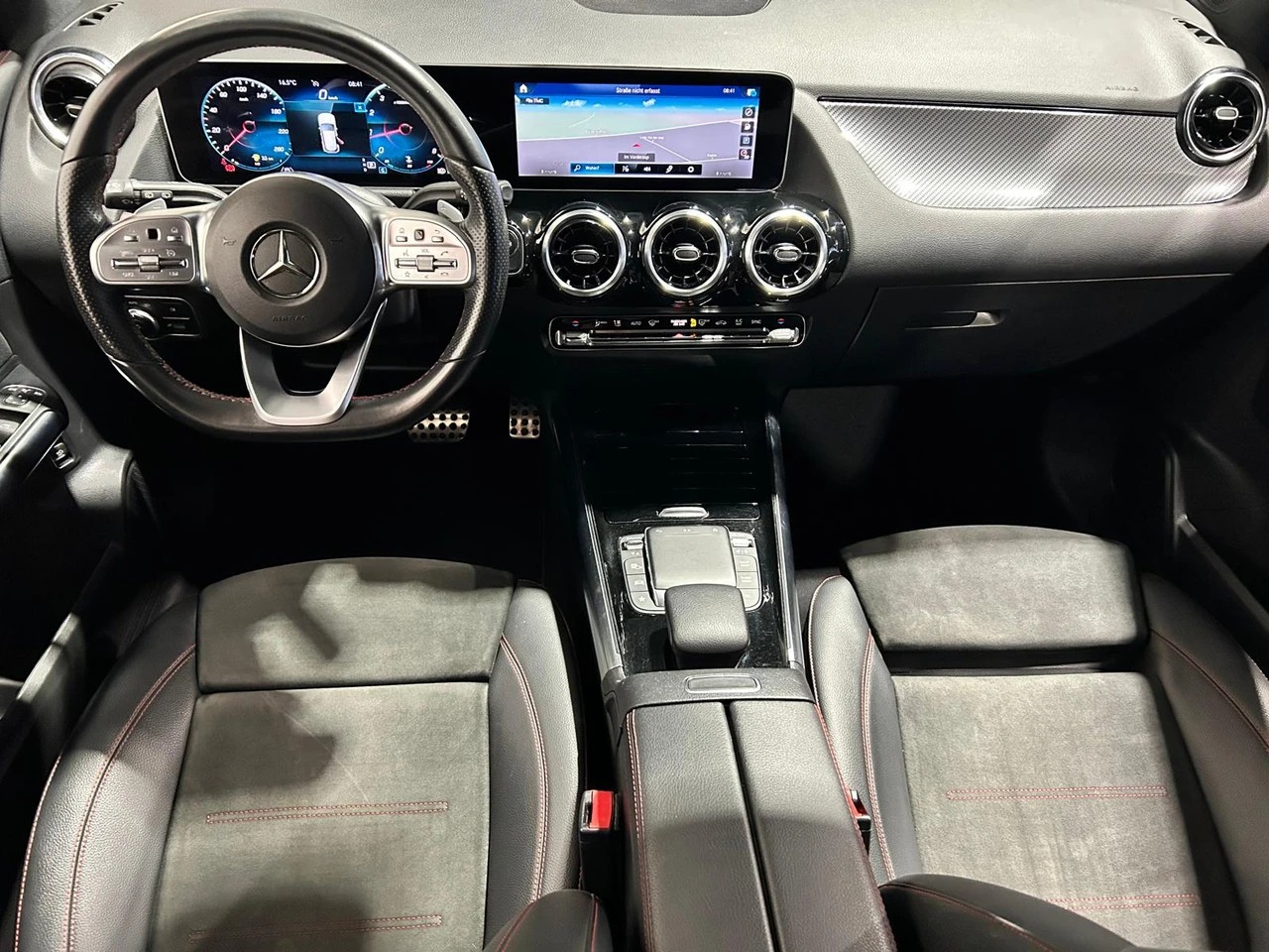 MERCEDES-BENZ GLA 200 AMG Line-image-12