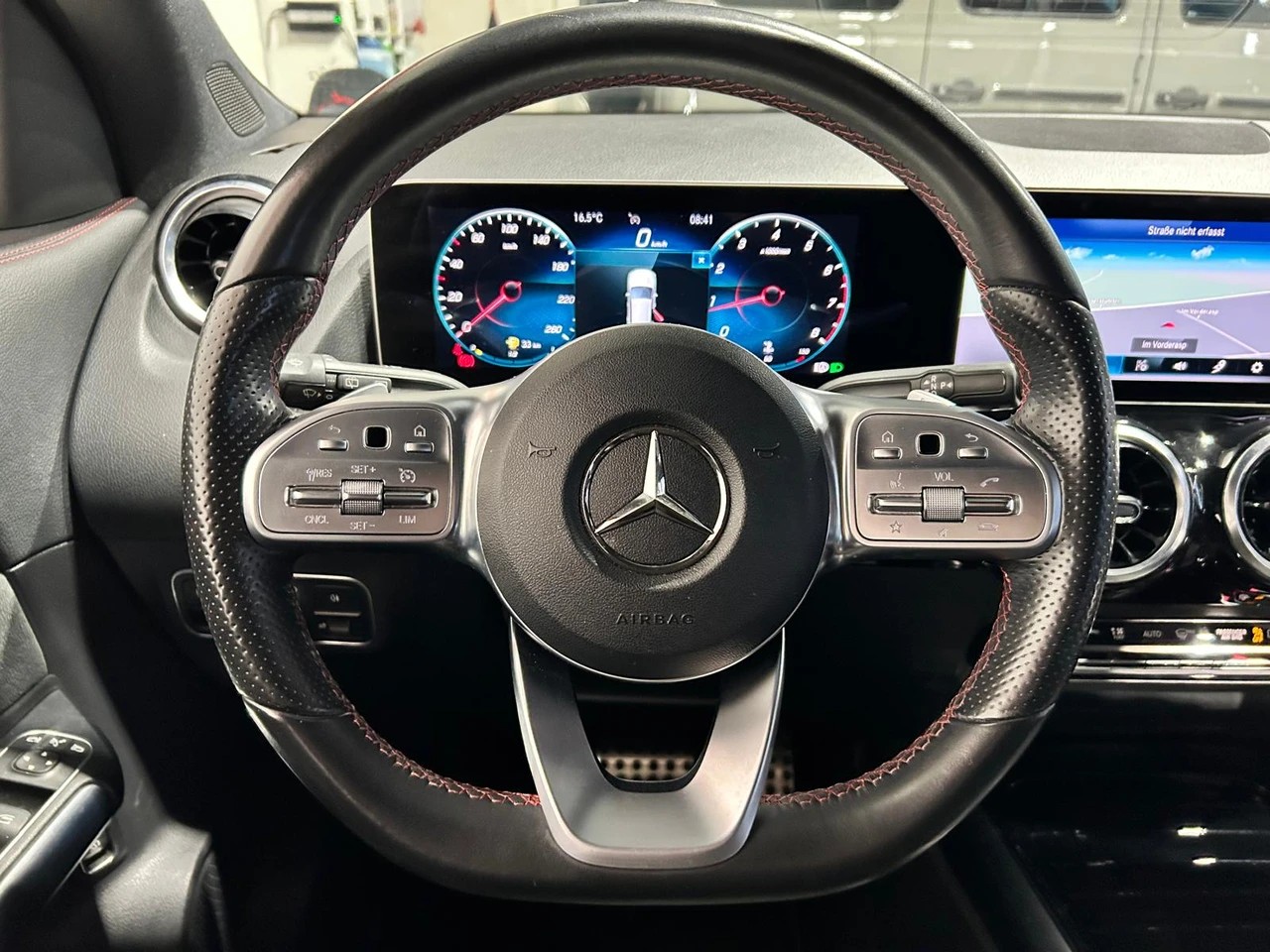 MERCEDES-BENZ GLA 200 AMG Line-image-13