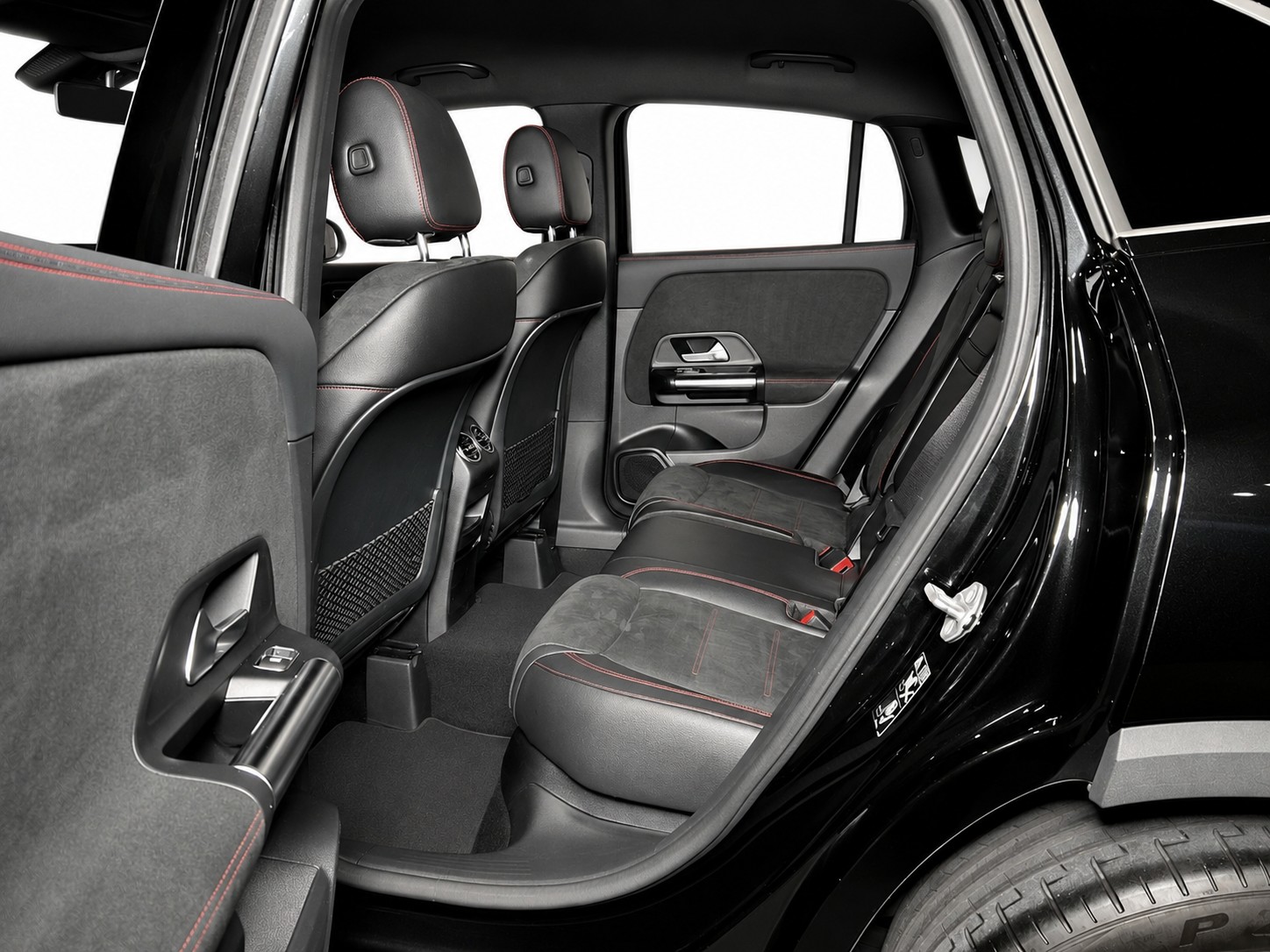 MERCEDES-BENZ GLA 200 AMG Line-image-10